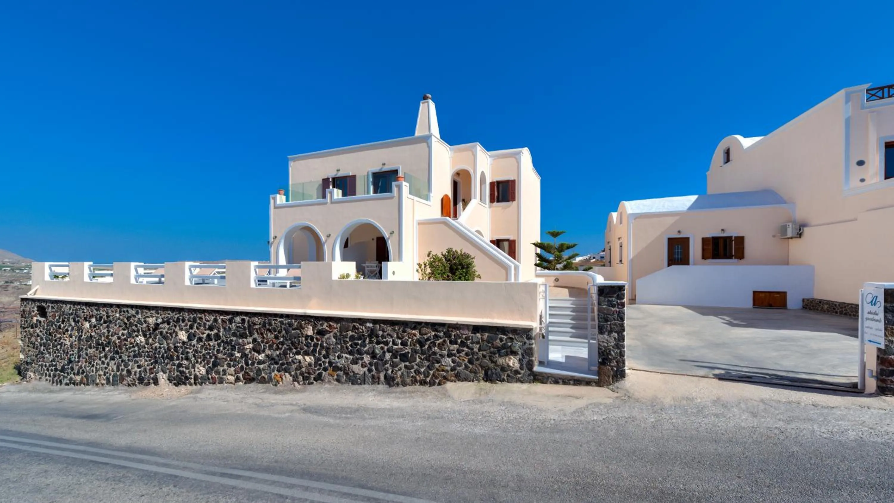 Facade/entrance in Akrotiri Apartments