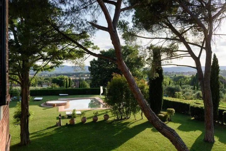 Swimming pool in Relais Montemaggiore