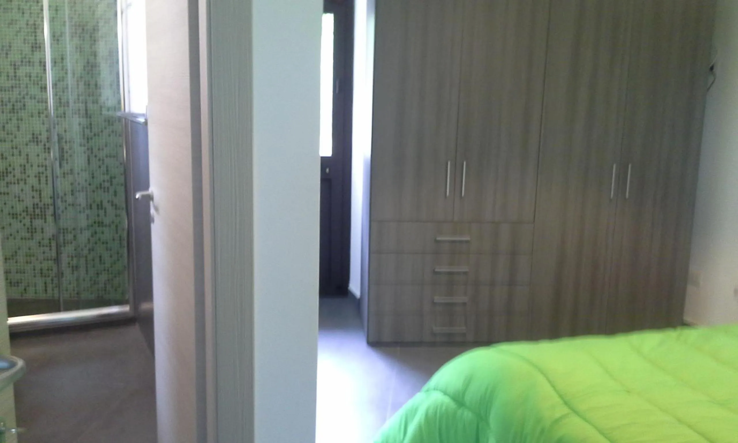 Photo of the whole room, Bed in La cage aux folles B&B