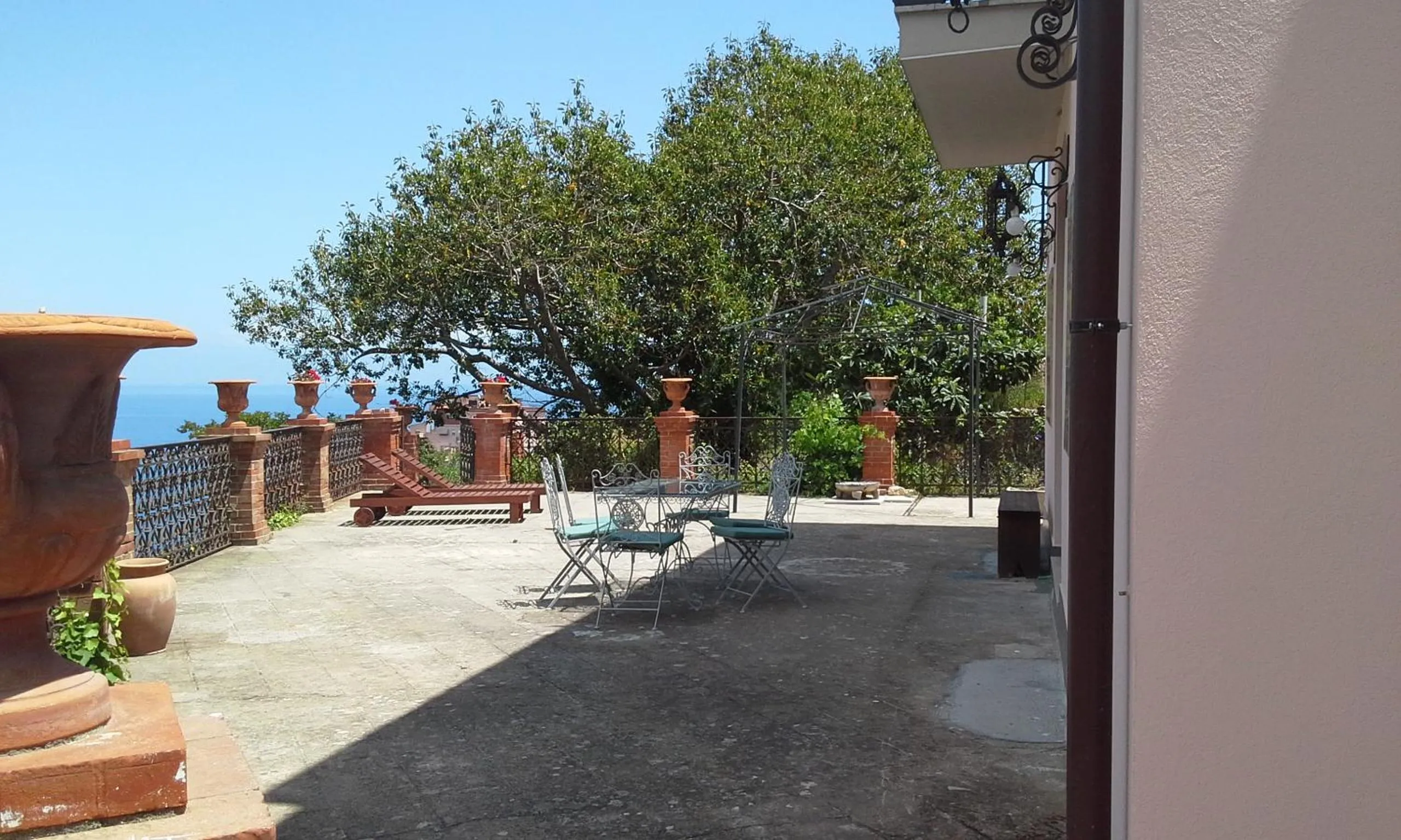 Property building in La cage aux folles B&B