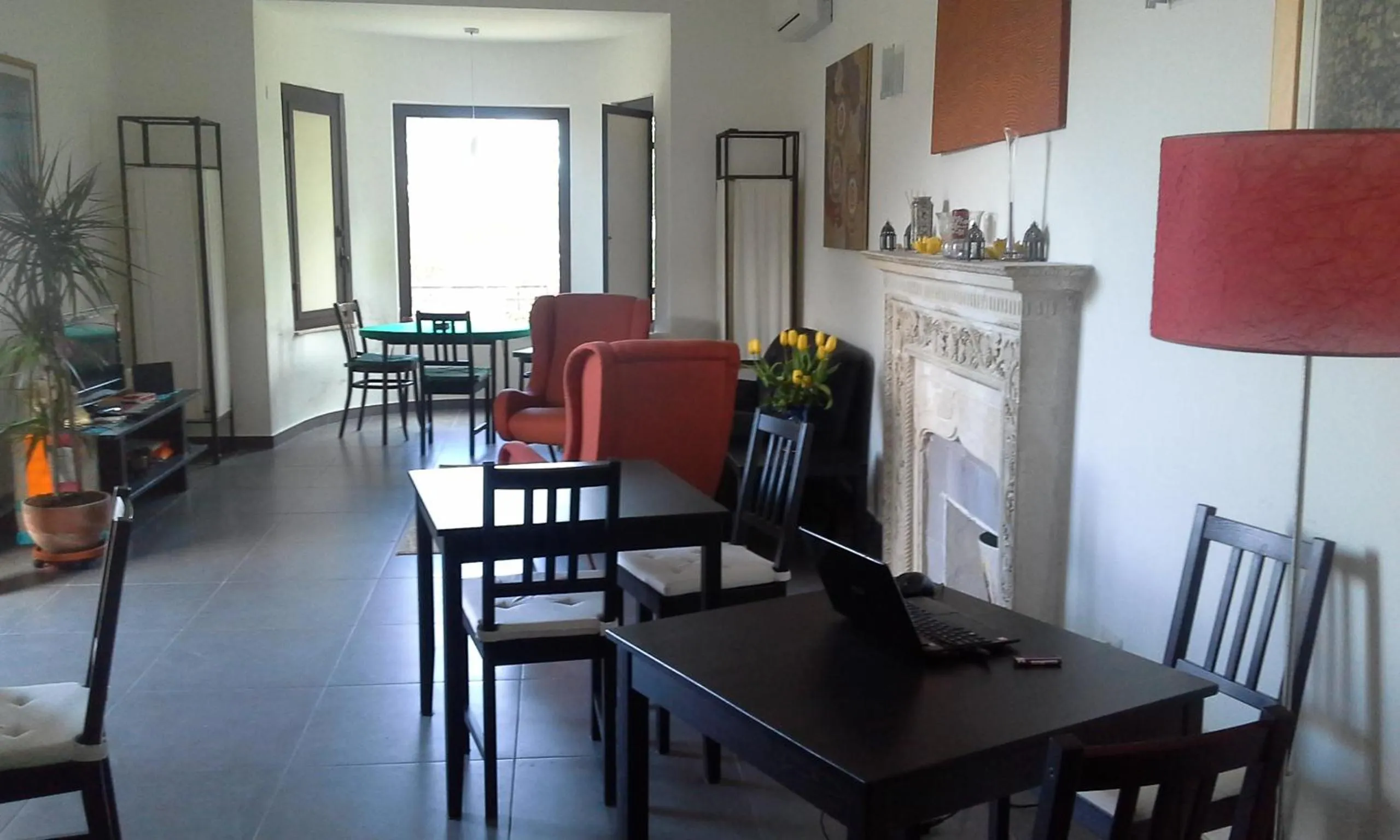 Communal lounge/ TV room in La cage aux folles B&B