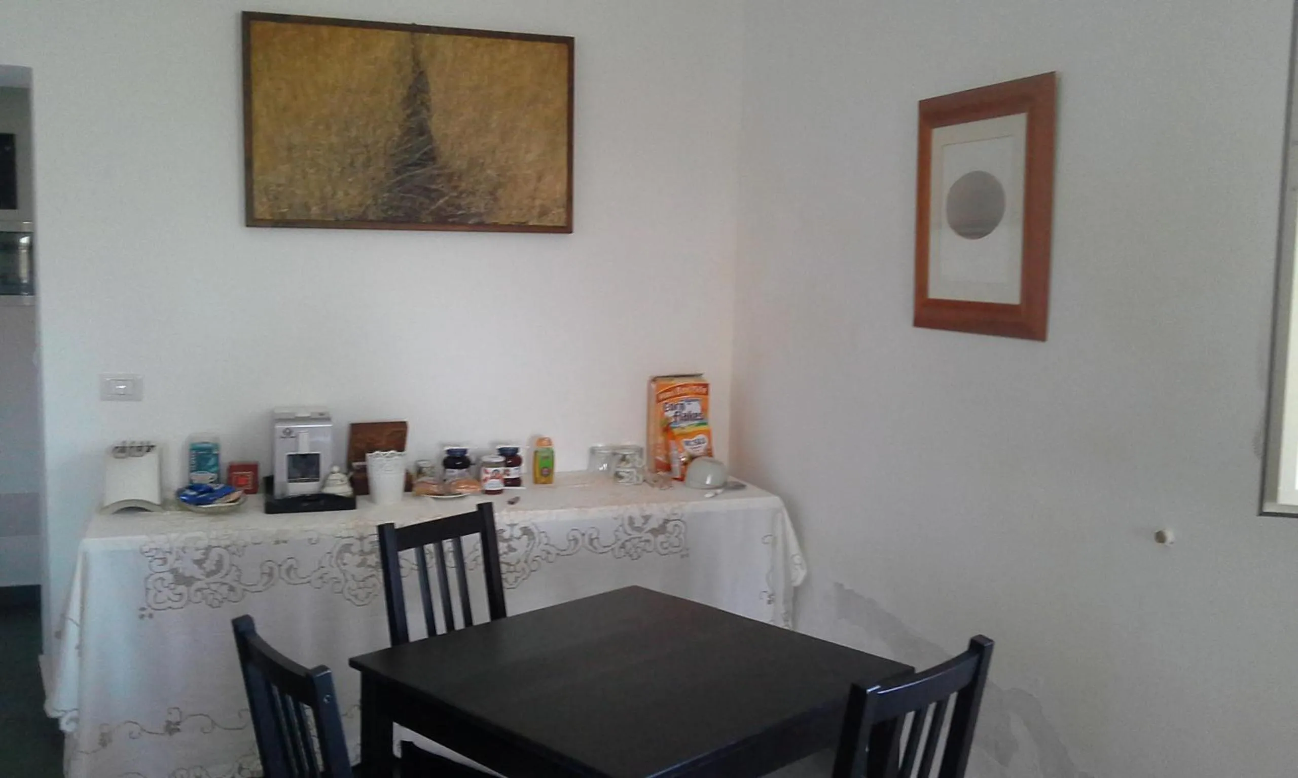 Communal lounge/ TV room in La cage aux folles B&B