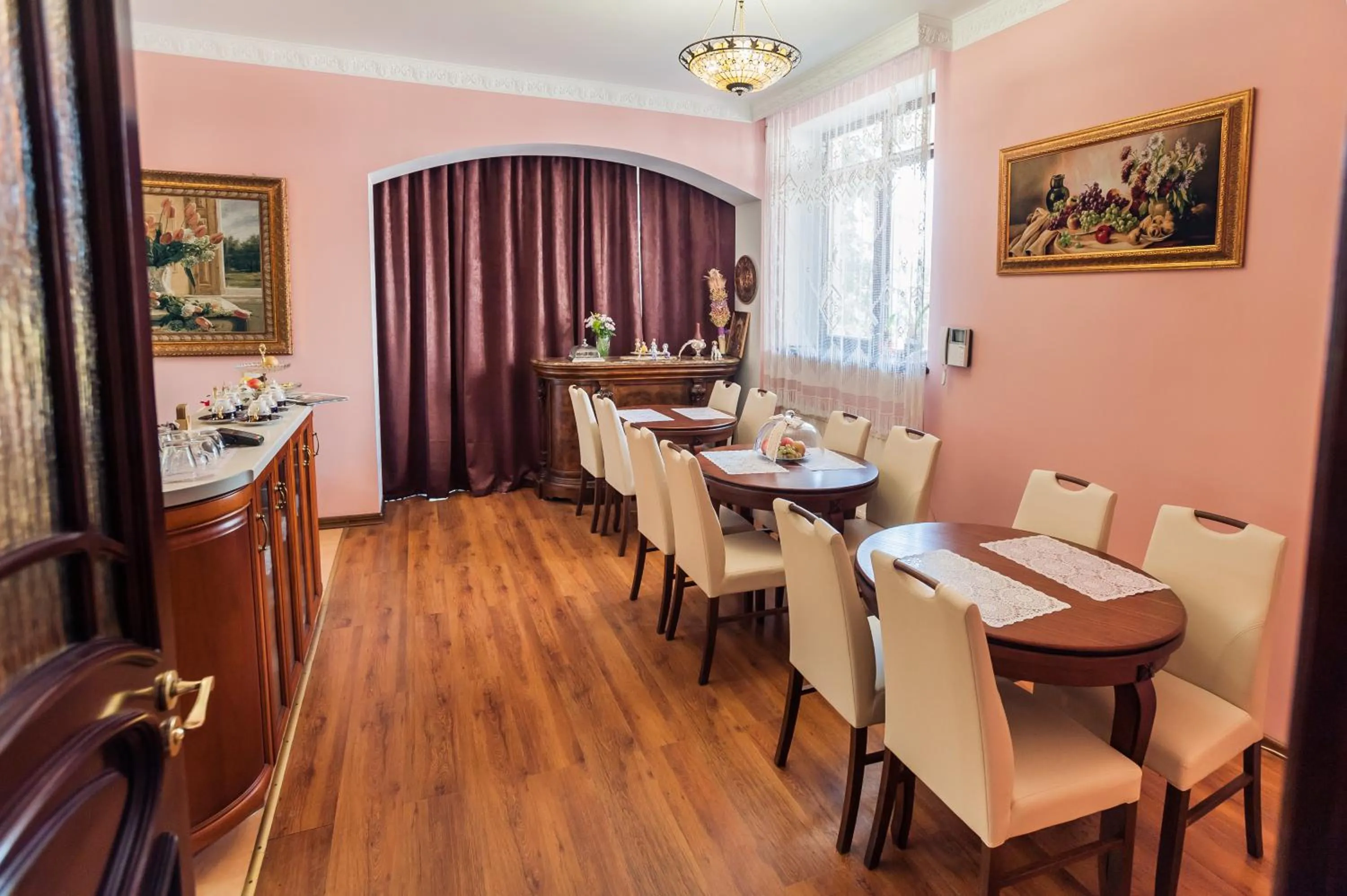 Restaurant/places to eat in Saban Deluxe