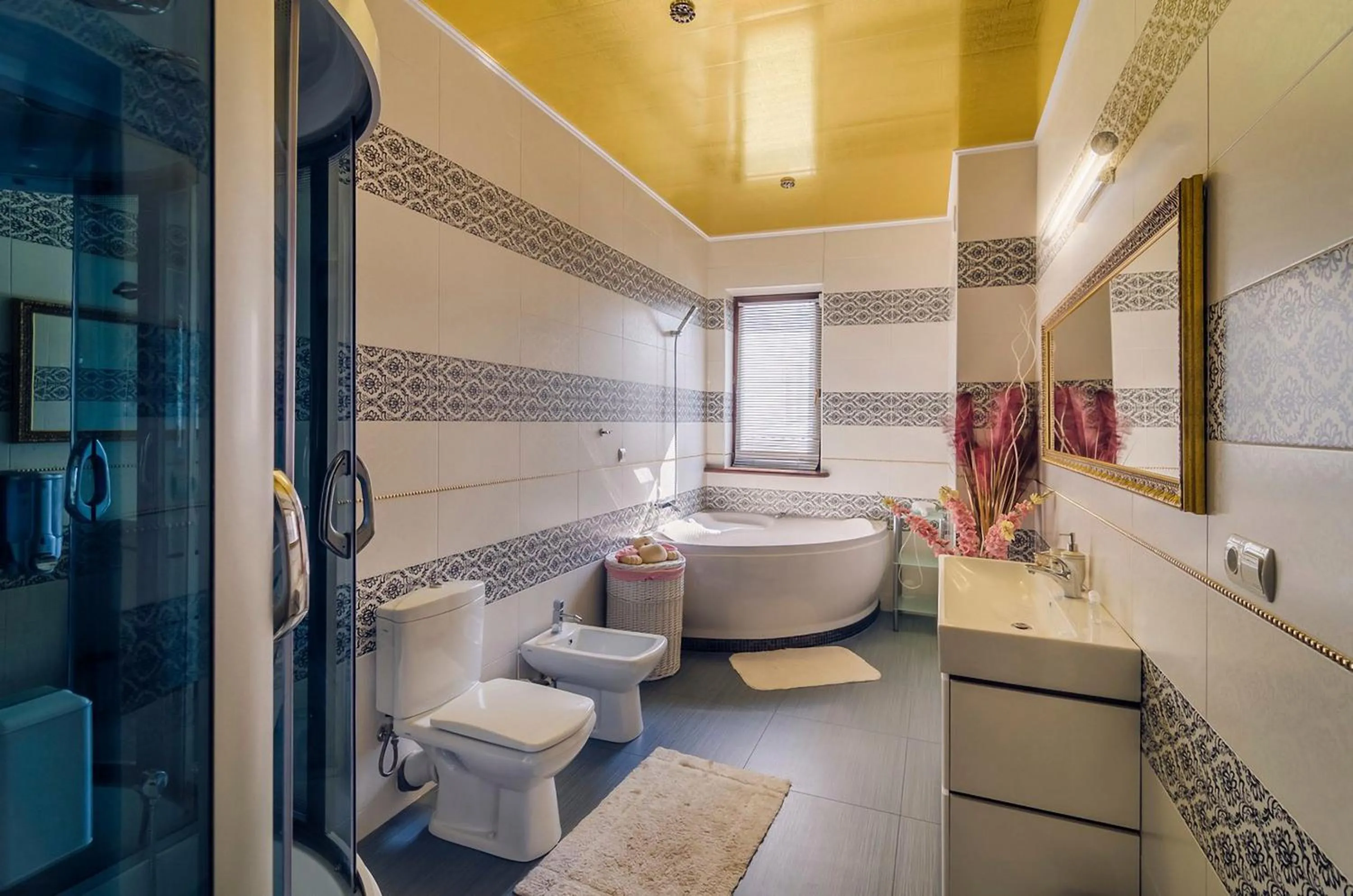 Shower in Saban Deluxe
