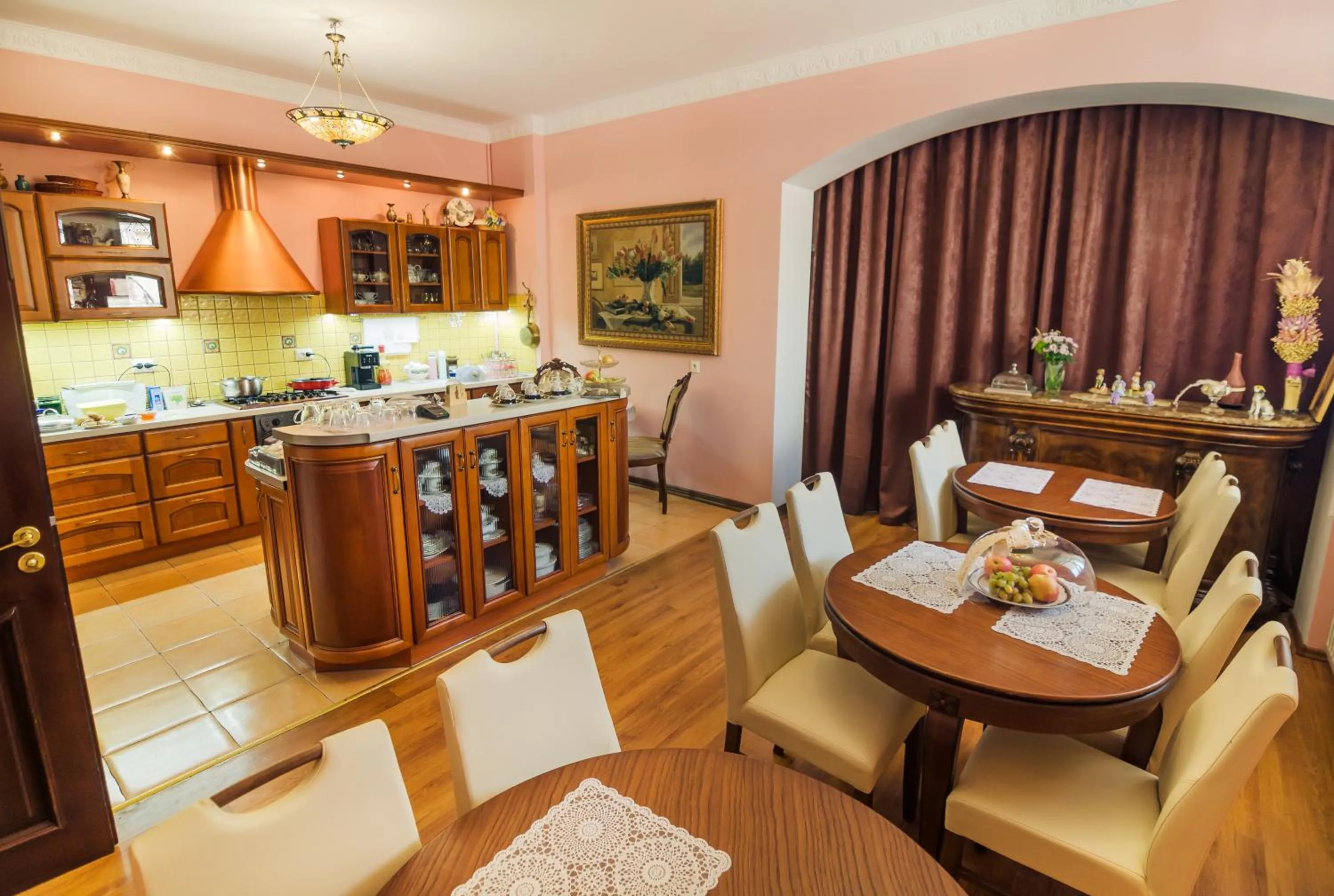 Restaurant/places to eat in Saban Deluxe