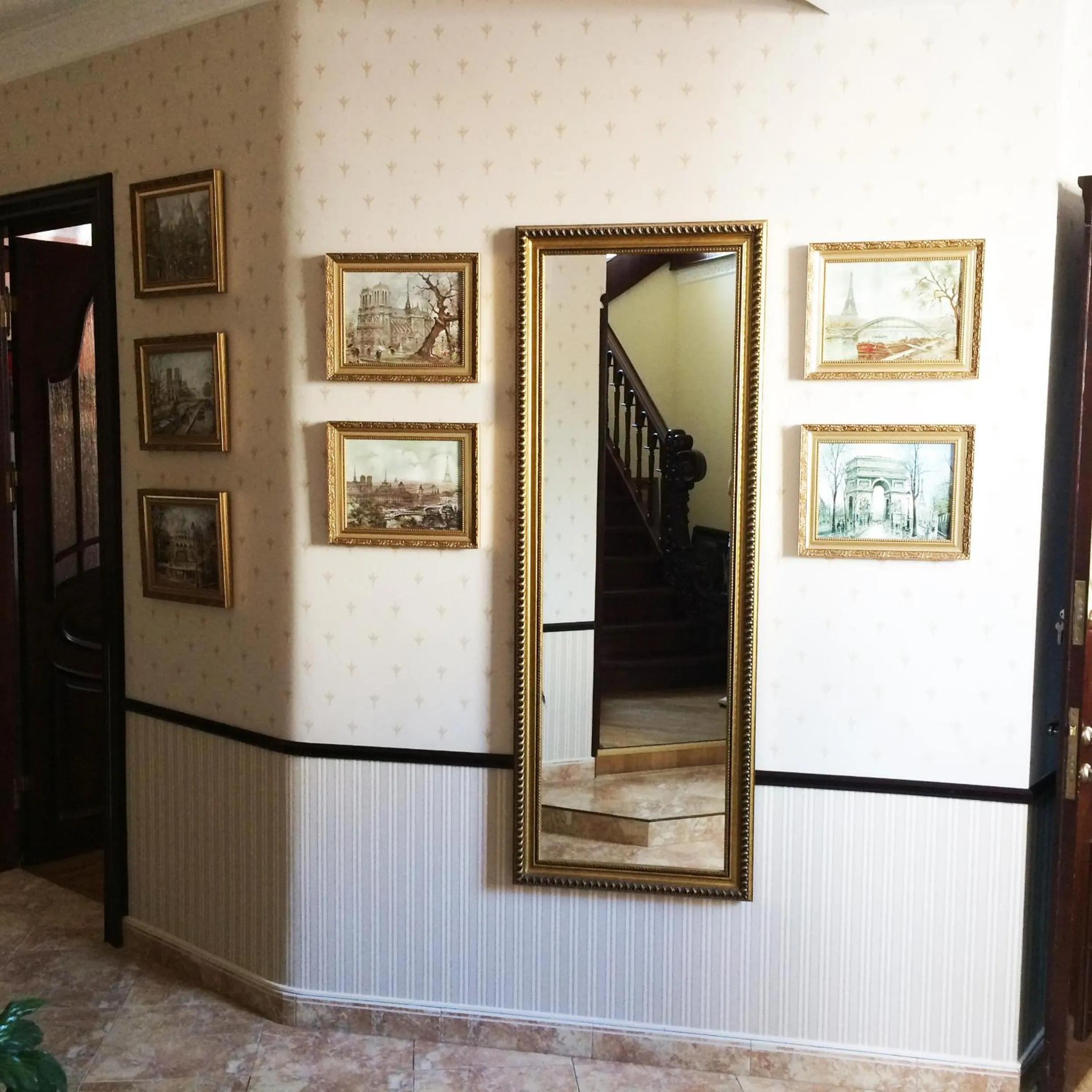 Decorative detail in Saban Deluxe