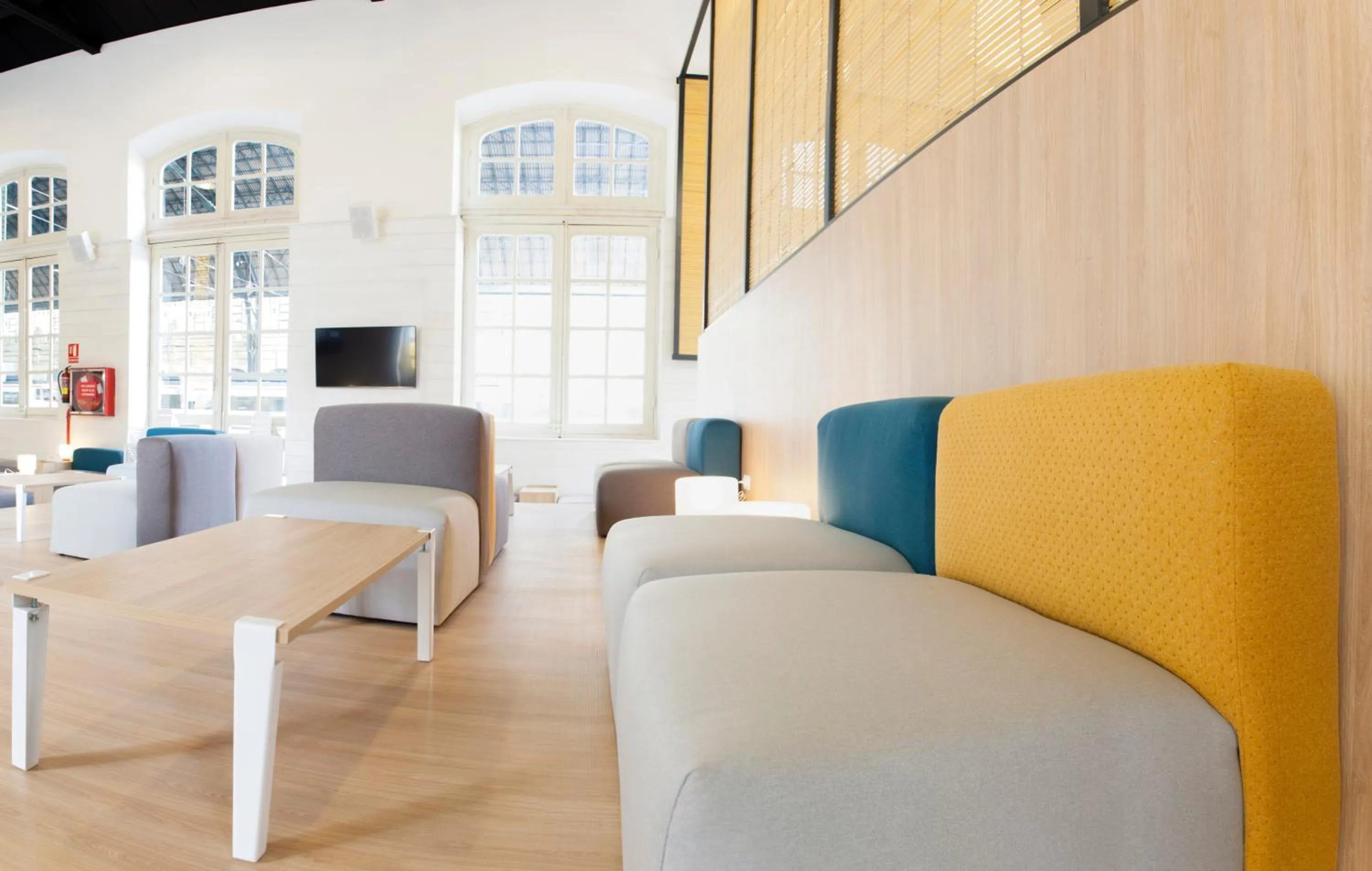 Communal lounge/ TV room in UP Hostel Valencia