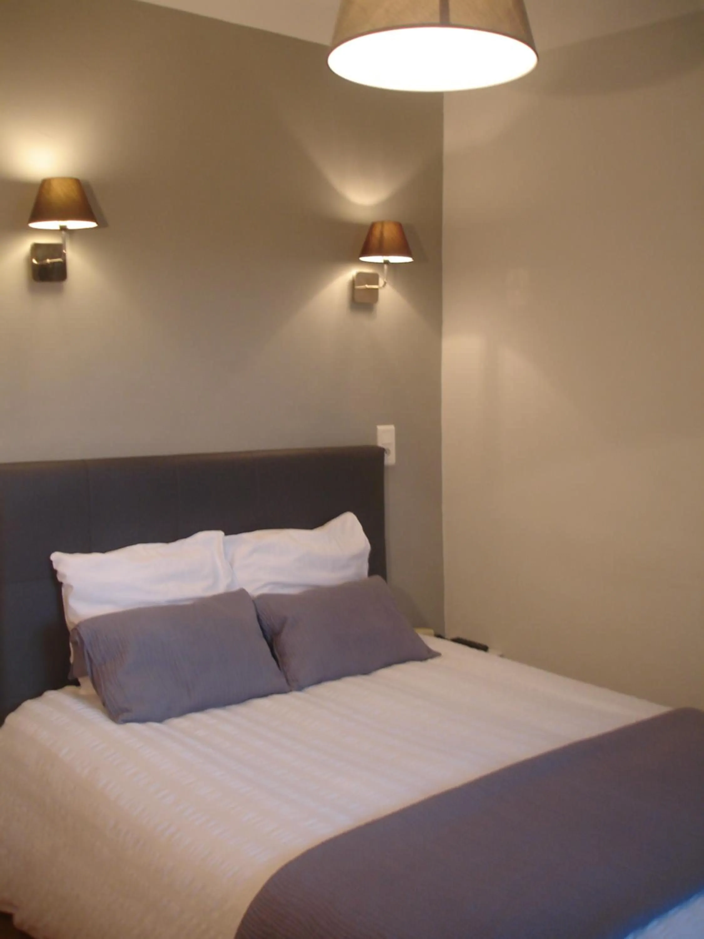 Bed in Logis Hotel Le Chêne Vert