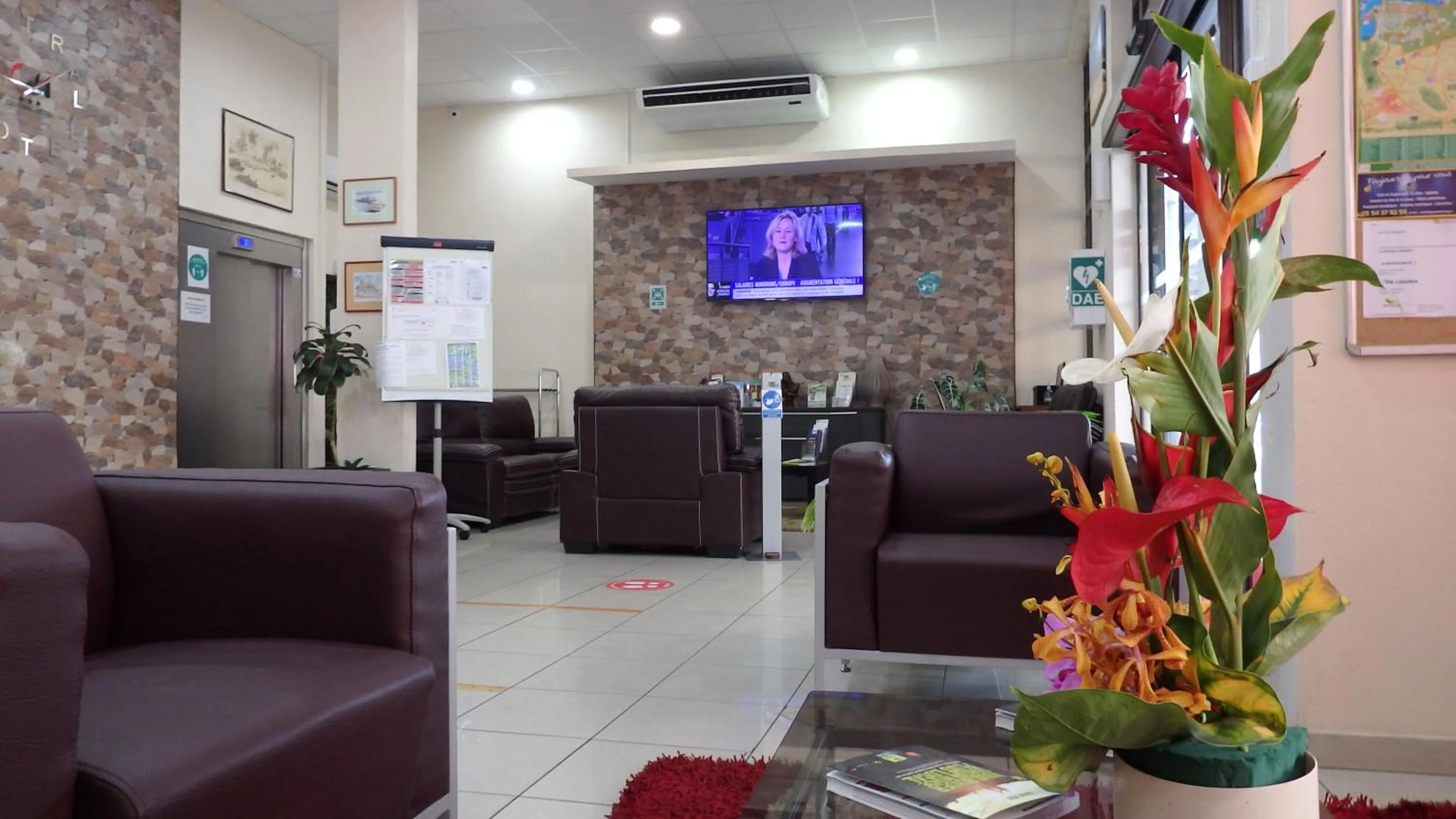 Communal lounge/ TV room in Central Hotel Cayenne