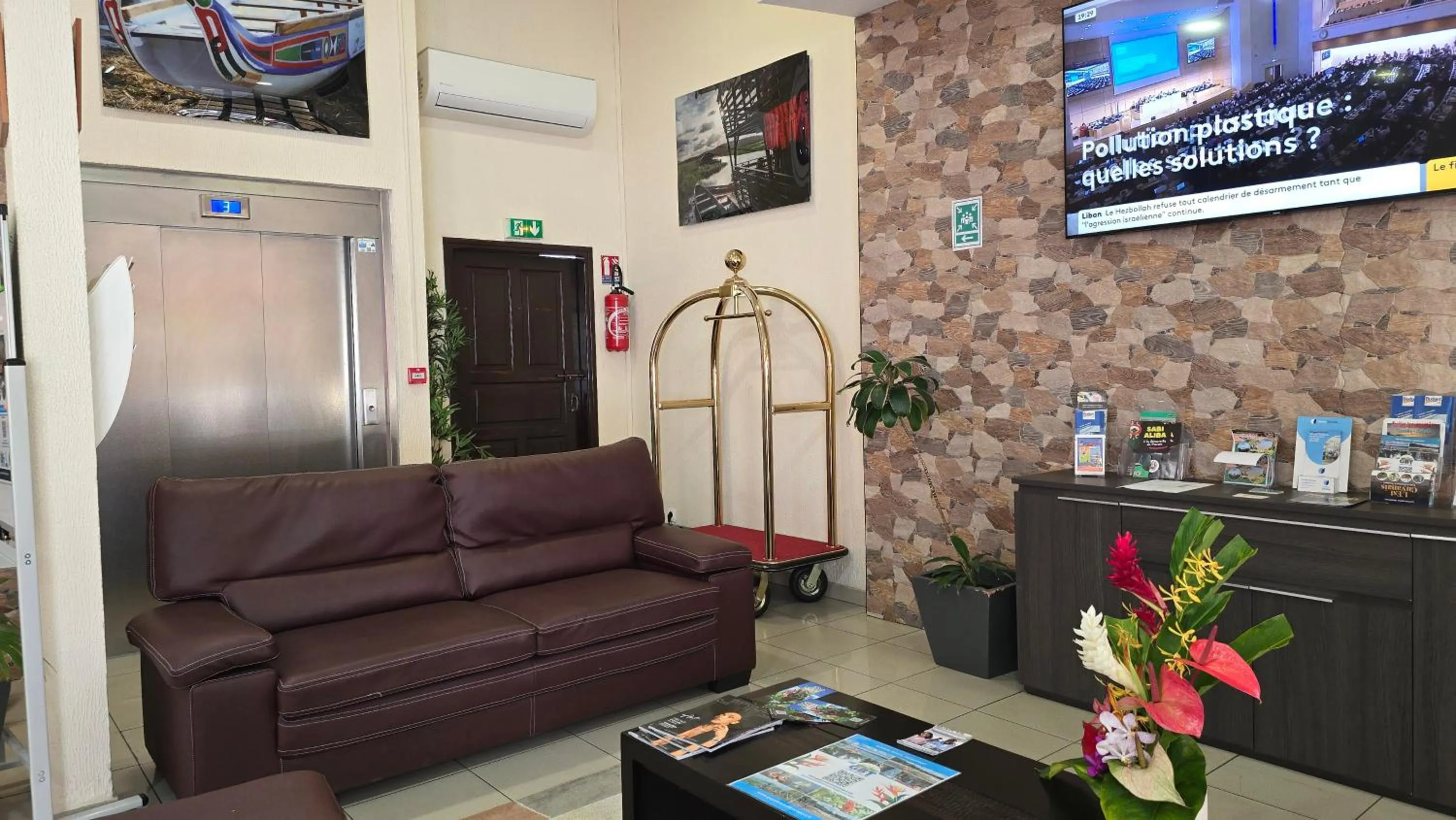 Communal lounge/ TV room in Central Hotel Cayenne