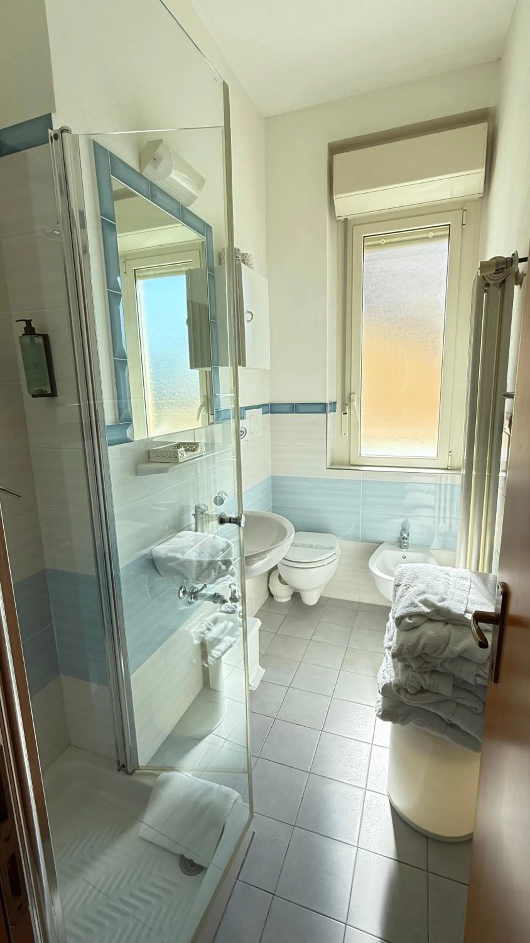 Bathroom, Bed in Hotel Ariella