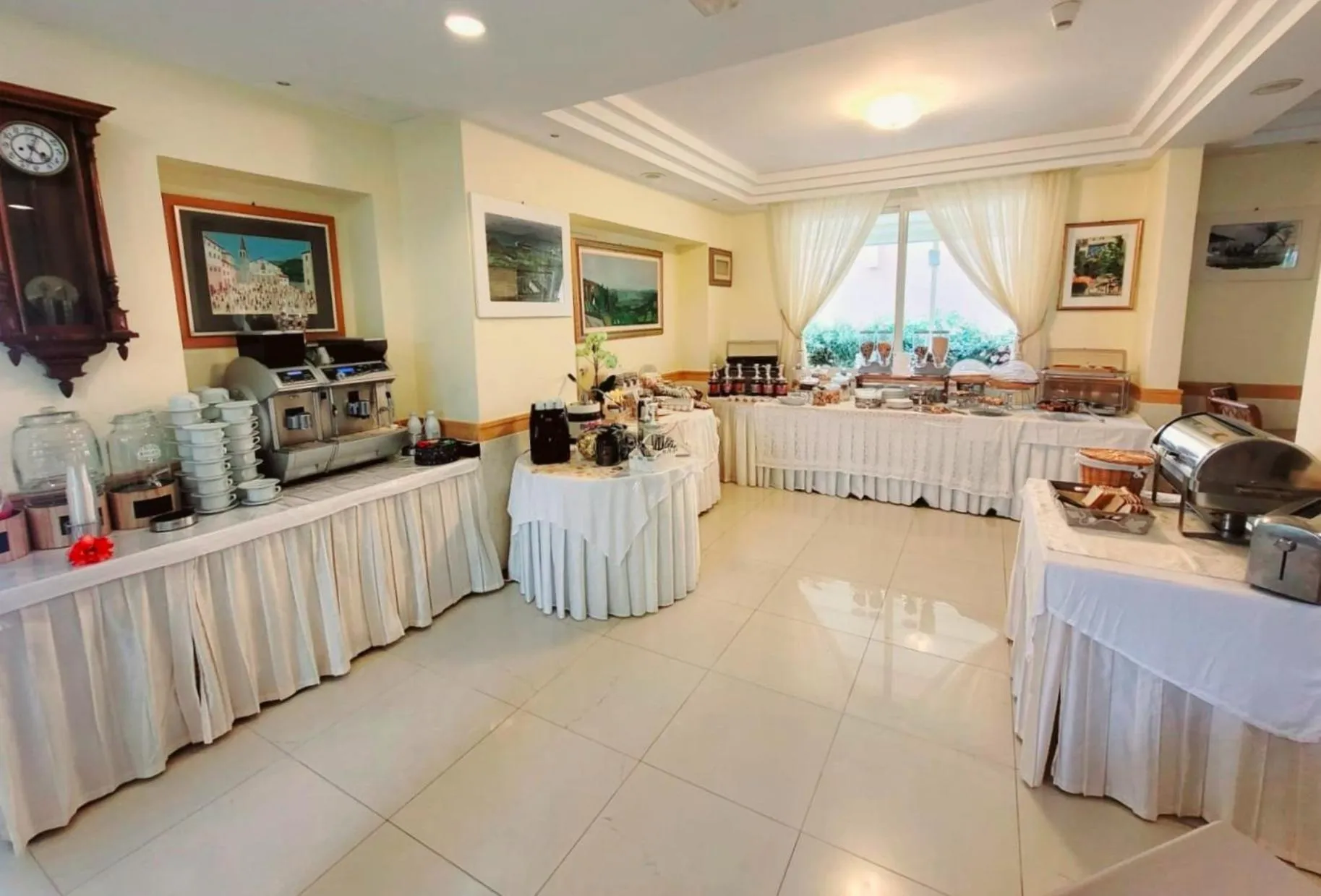 Restaurant/places to eat in Hotel Ariella