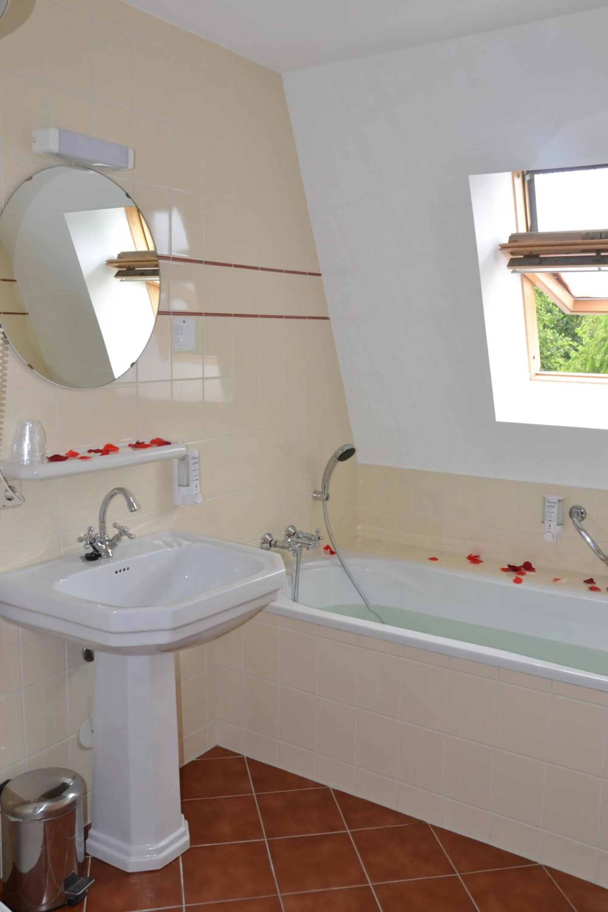 Bathroom in Fletcher Hotel Restaurant De Witte Raaf