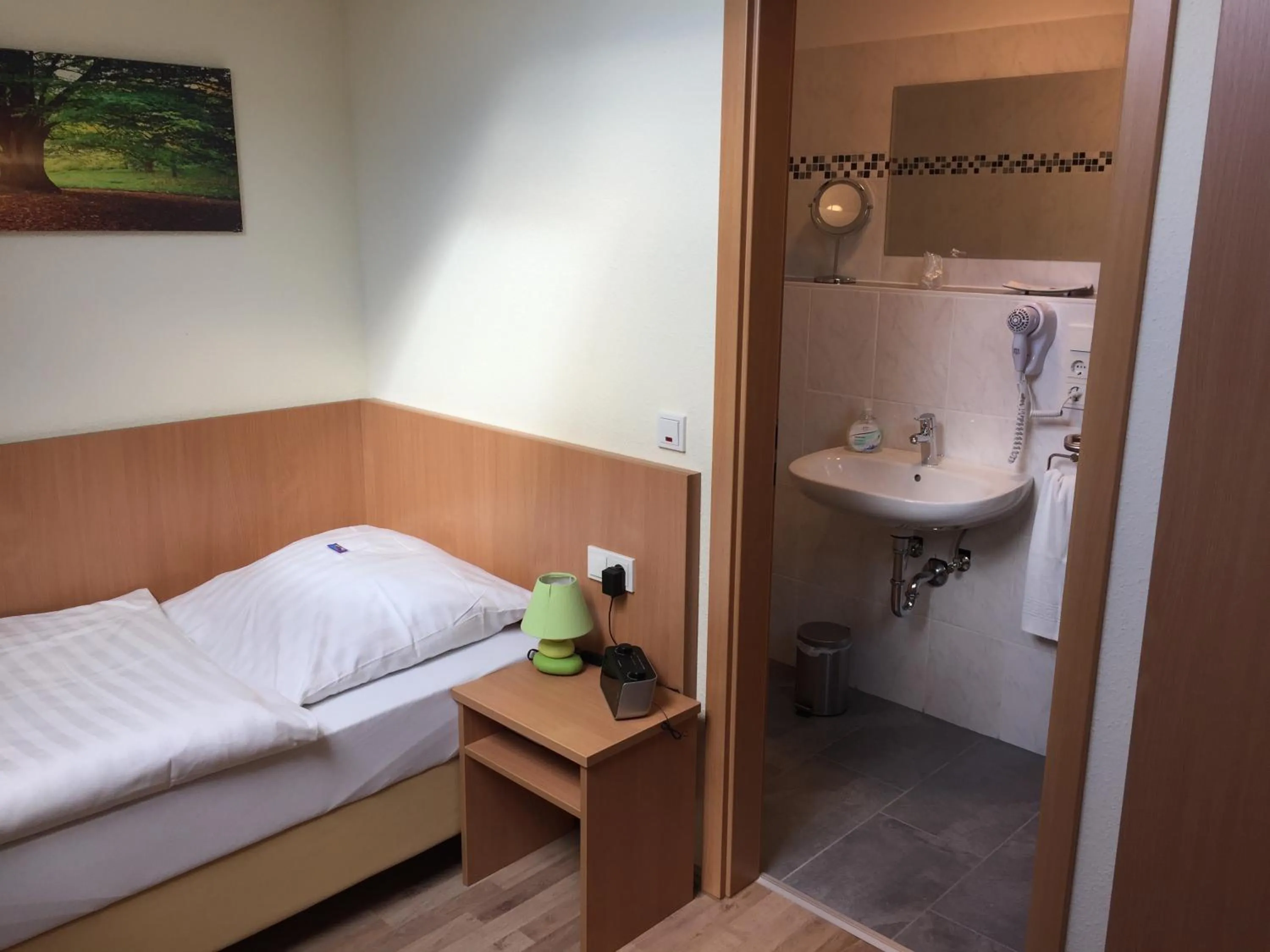 Photo of the whole room, Bed in Pension im Wirtshaus Himberg