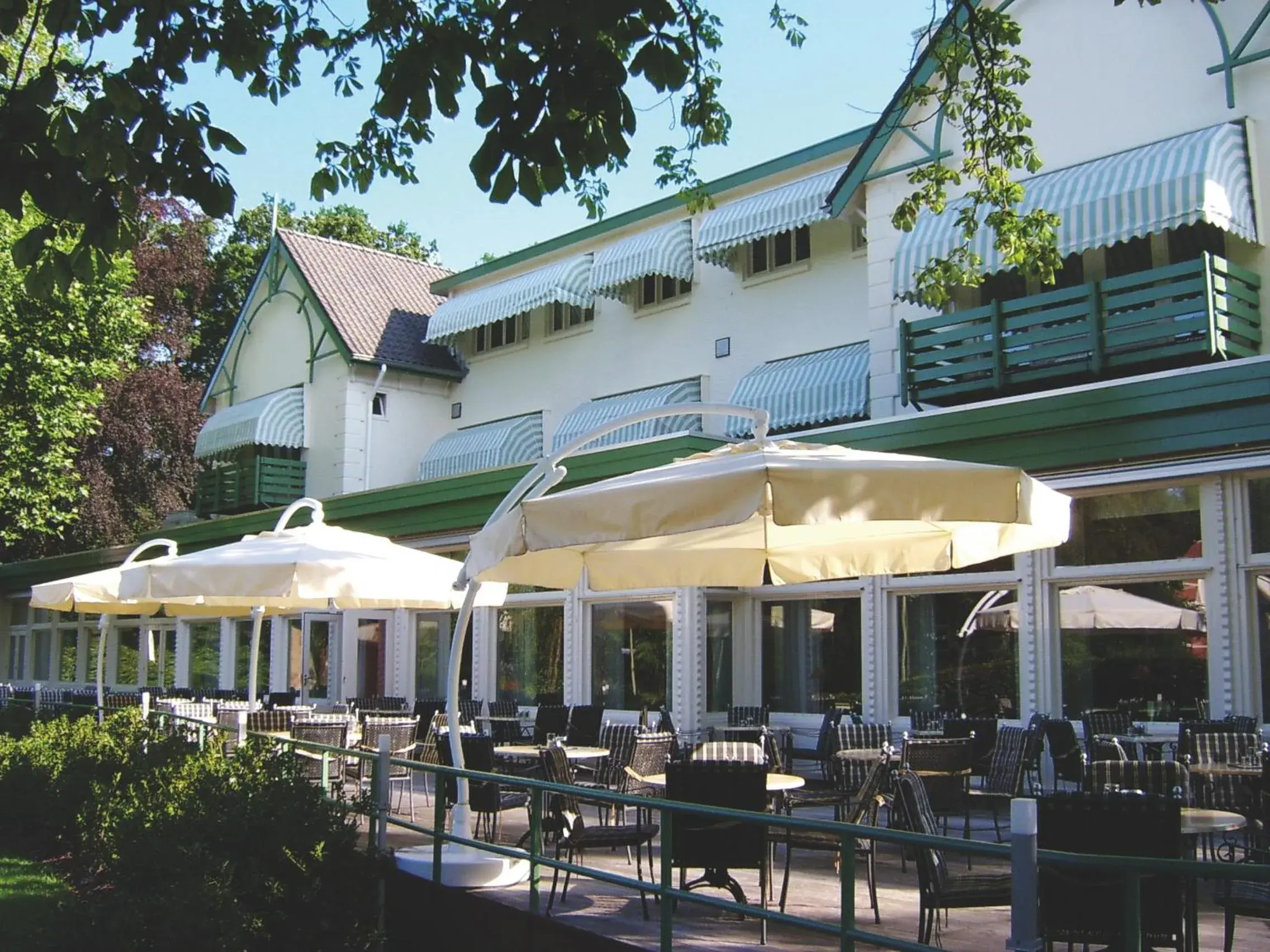 Facade/entrance in Fletcher Familiehotel Paterswolde Facade/entrance in Fletcher Familiehotel Paterswolde