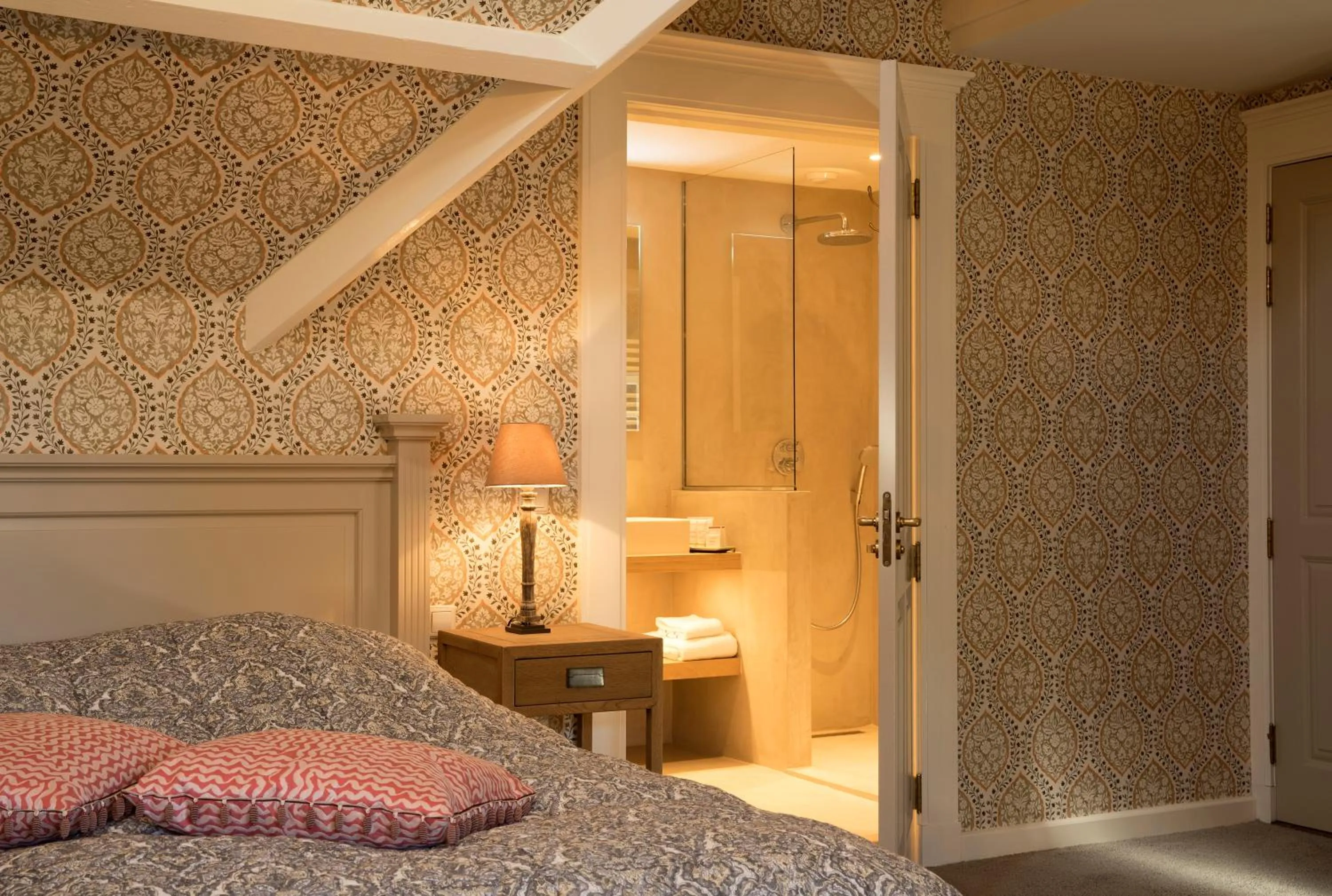 Bathroom, Bed in Relais & Chateaux Hotel Landgoed Het Roode Koper
