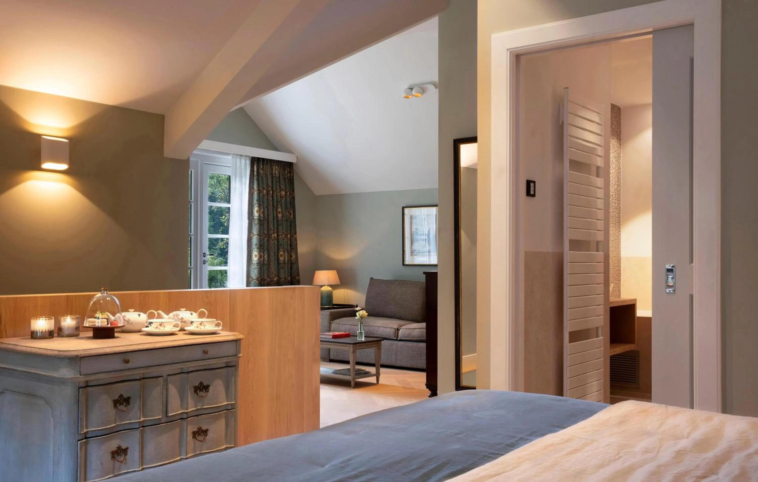 Seating area, Bed in Relais & Chateaux Hotel Landgoed Het Roode Koper