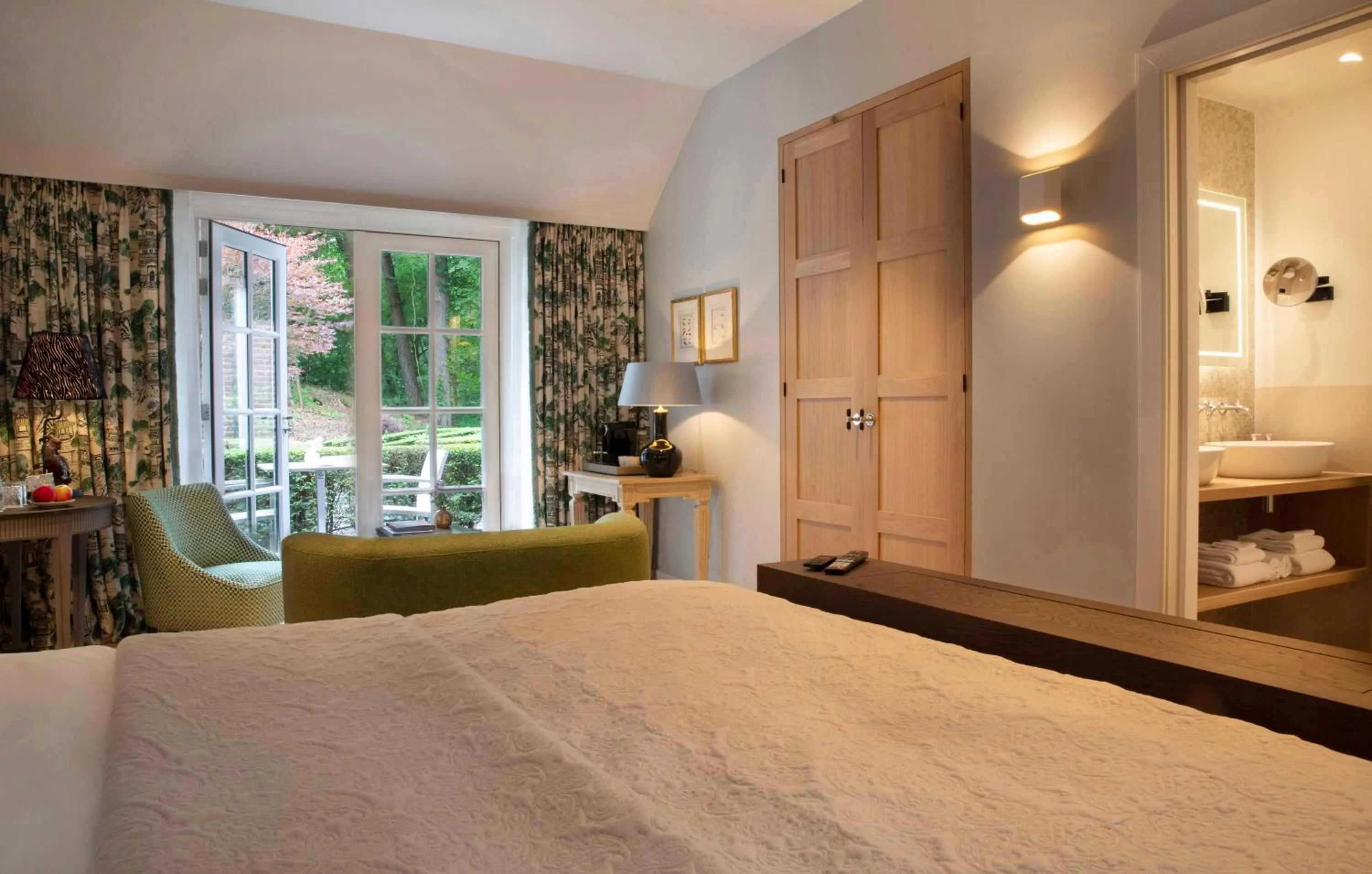 Photo of the whole room, Bed in Relais & Chateaux Hotel Landgoed Het Roode Koper