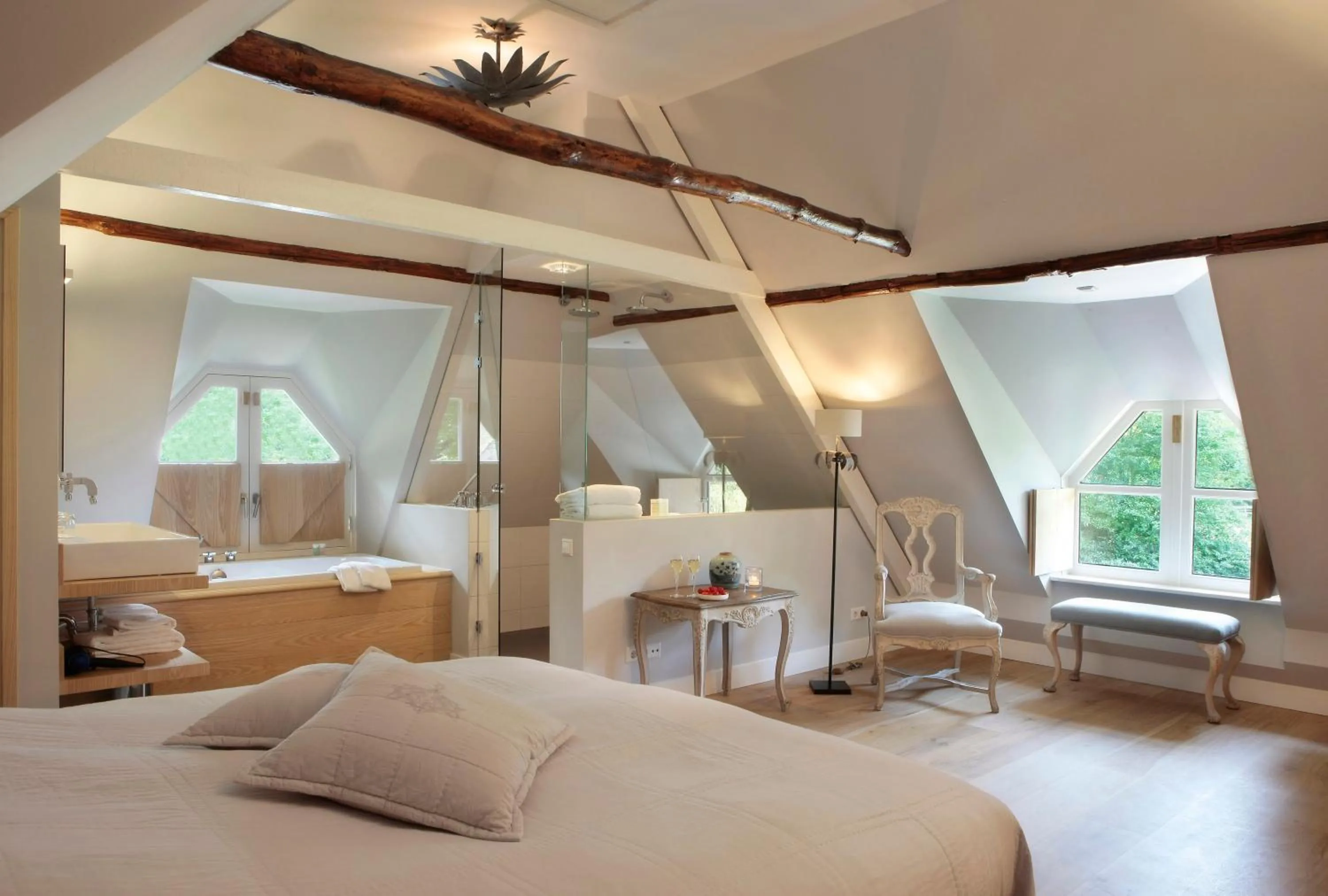 Bed in Relais & Chateaux Hotel Landgoed Het Roode Koper
