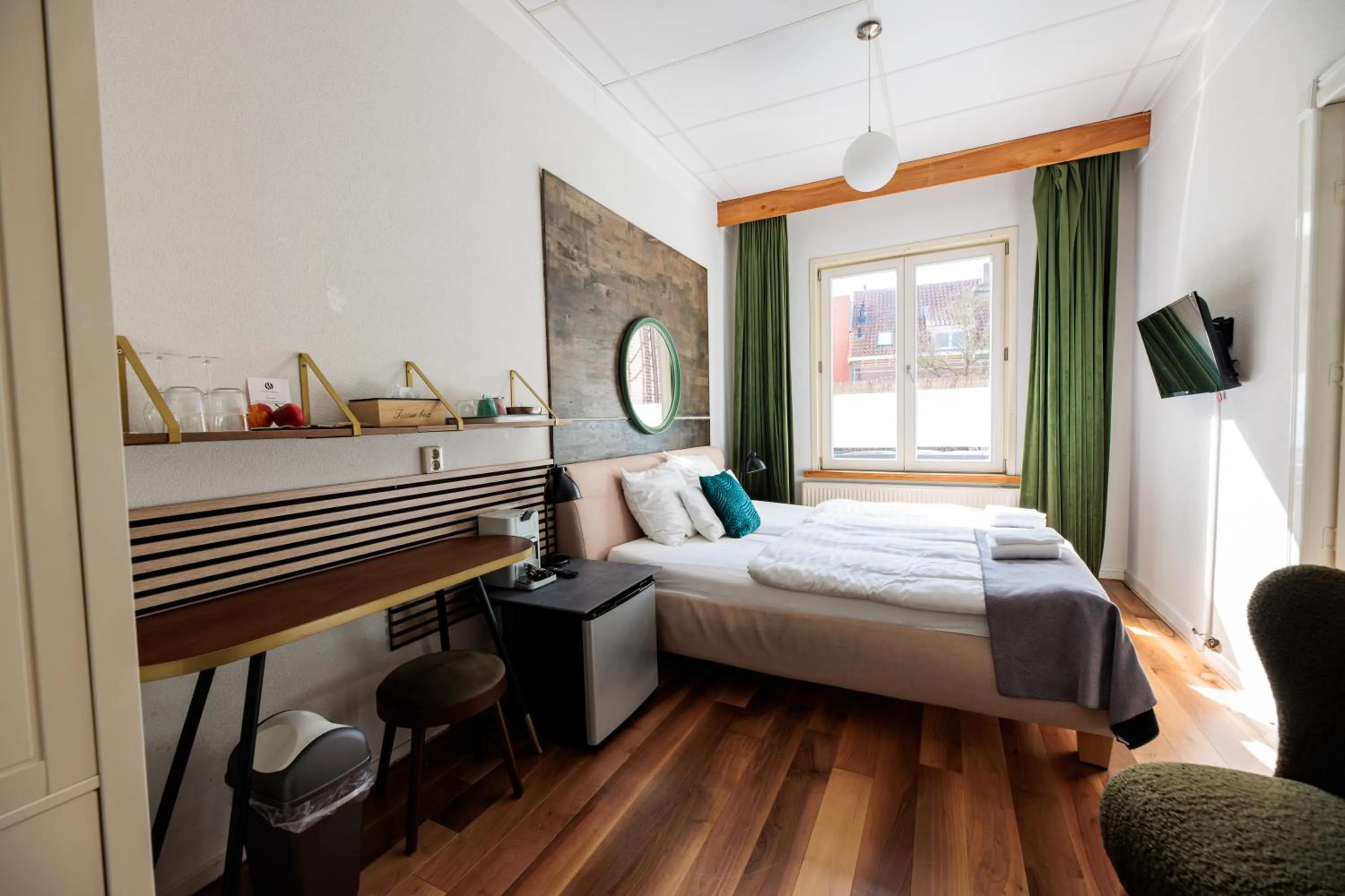 Photo of the whole room, Bed in Hotel Auberge Nassau