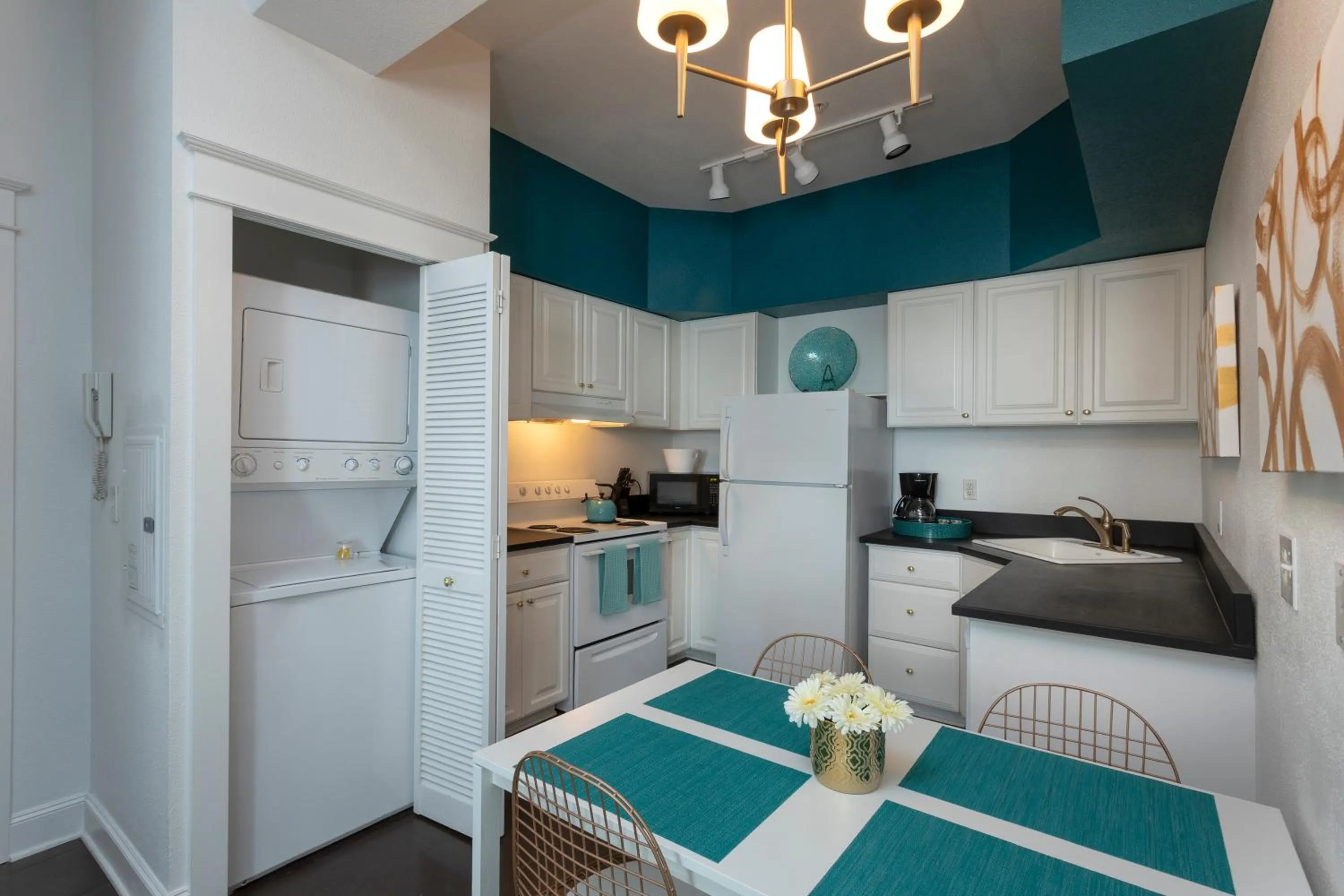 Kitchen or kitchenette, Bed in 3rd Street Flats