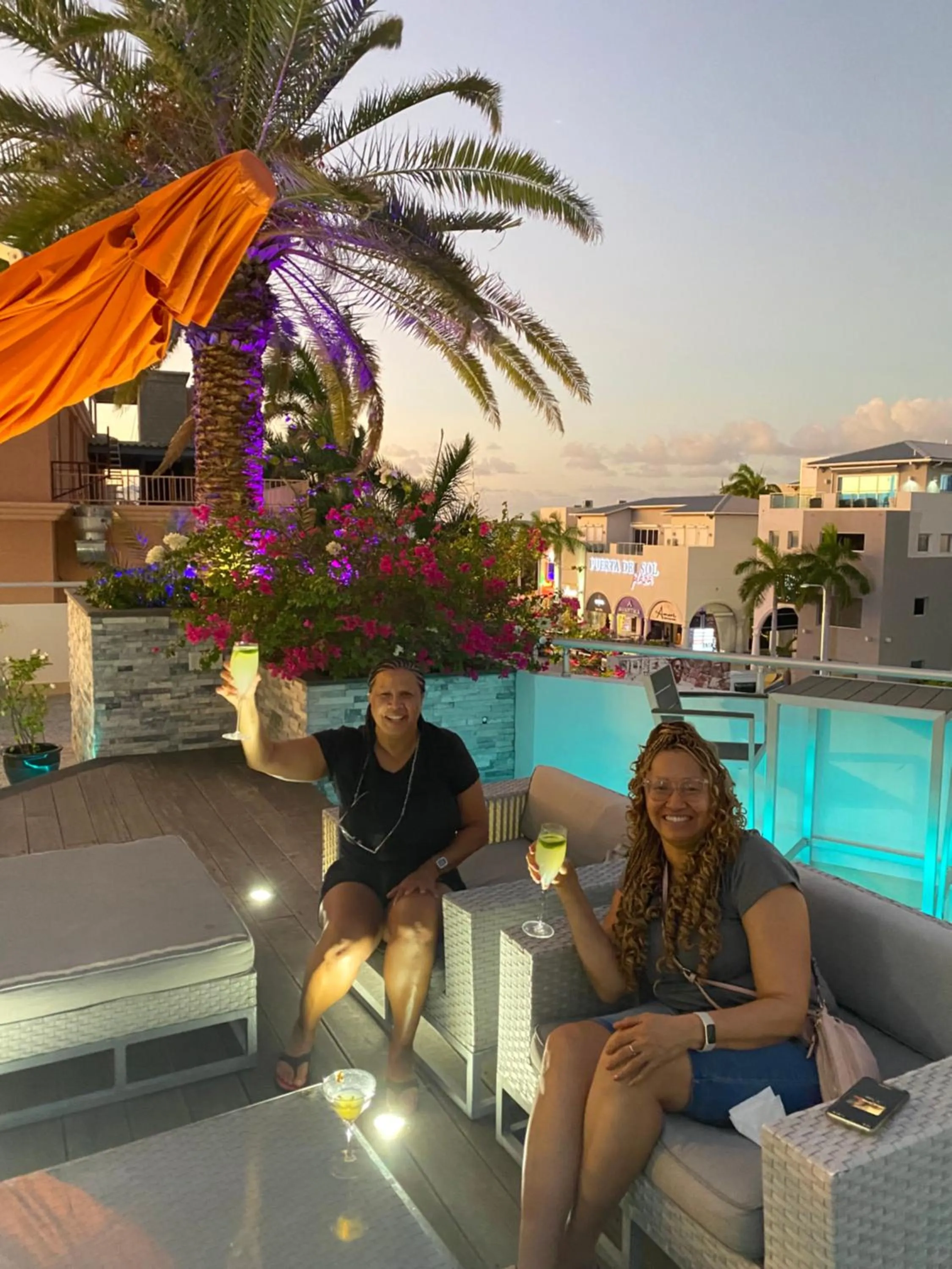 Lounge or bar in Commodore Suites, SureStay Collection by Best Western