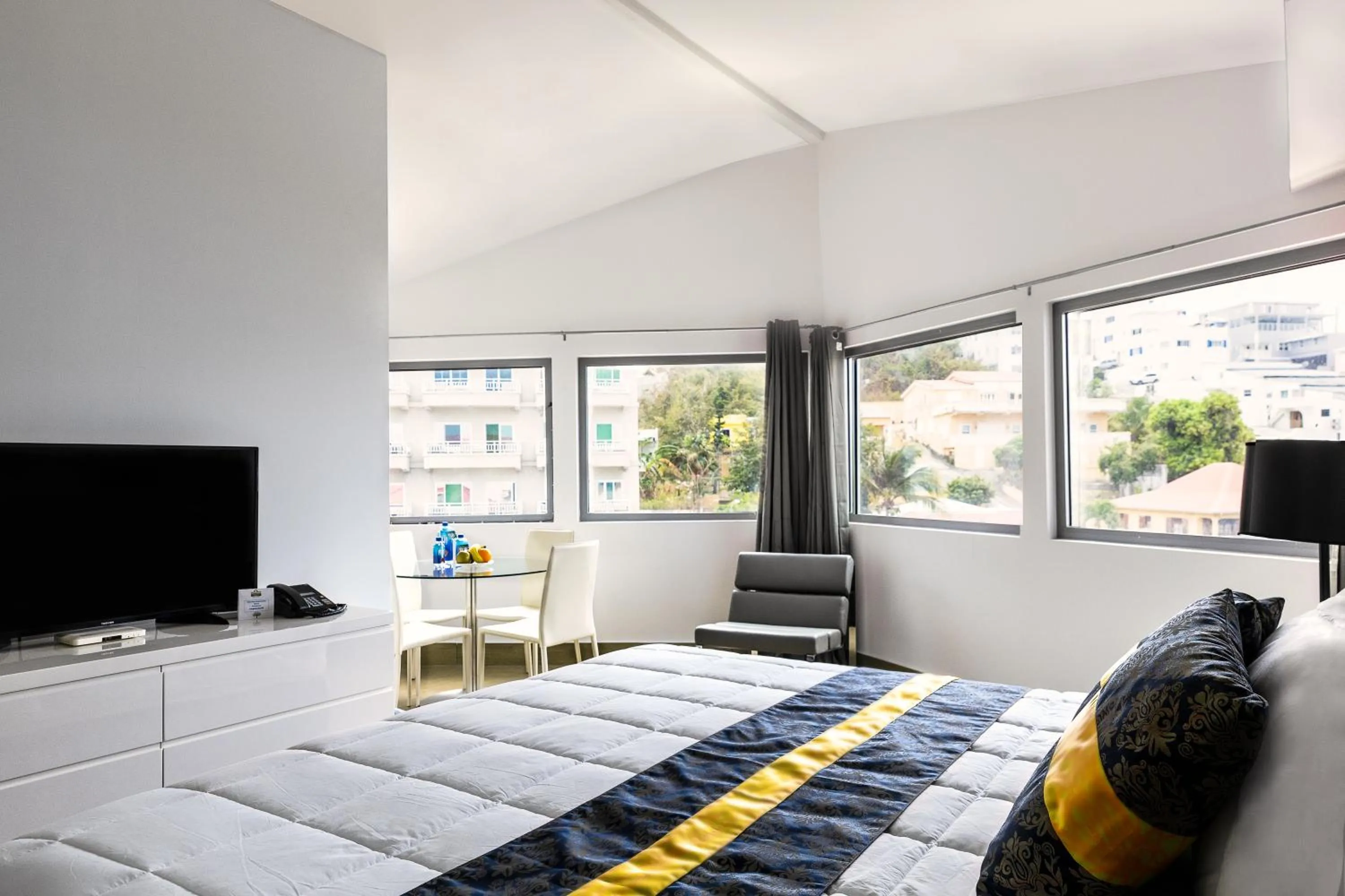 Bedroom, Bed in Commodore Suites, SureStay Collection by Best Western