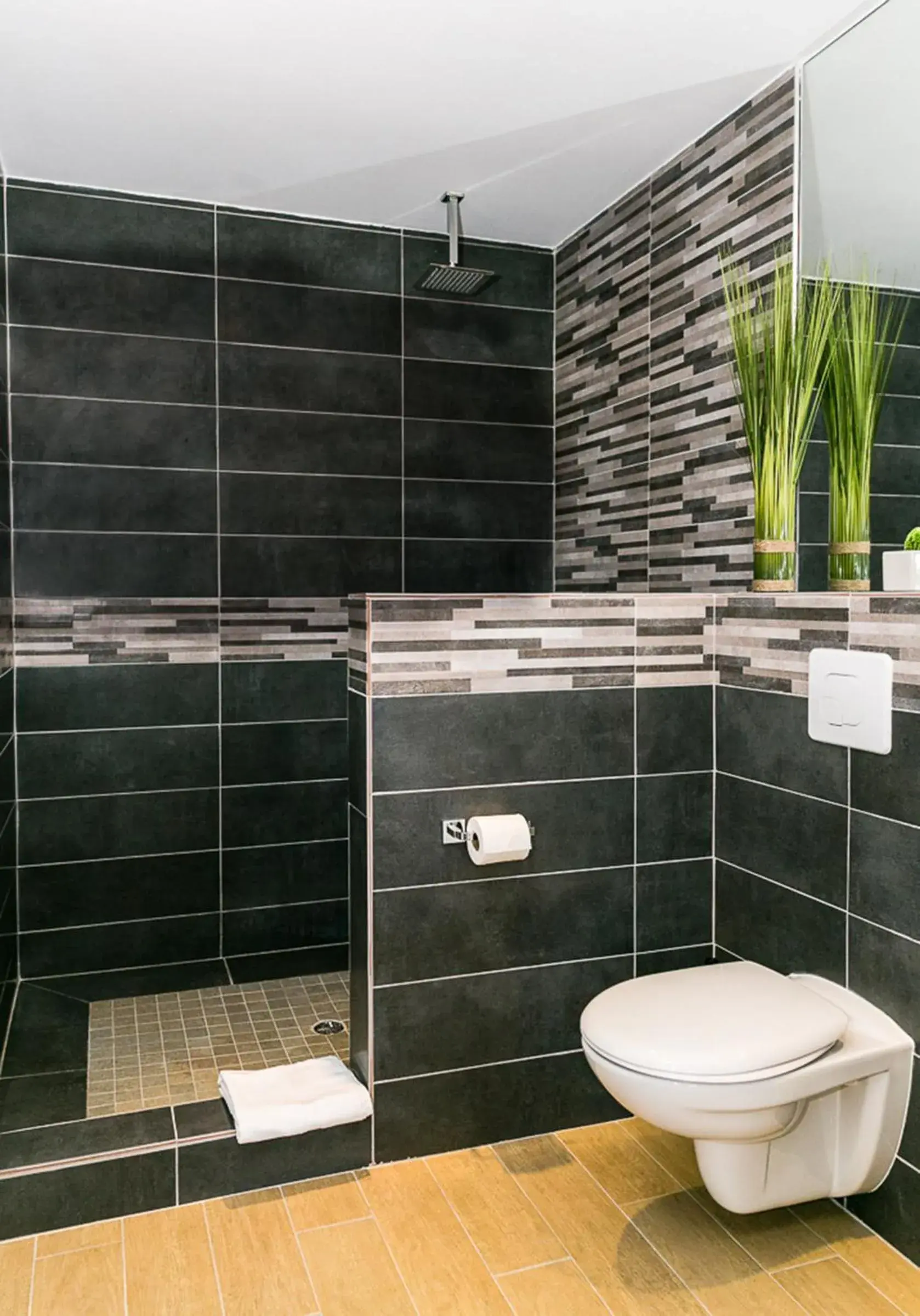 Bathroom in Commodore Suites Bathroom in Commodore Suites