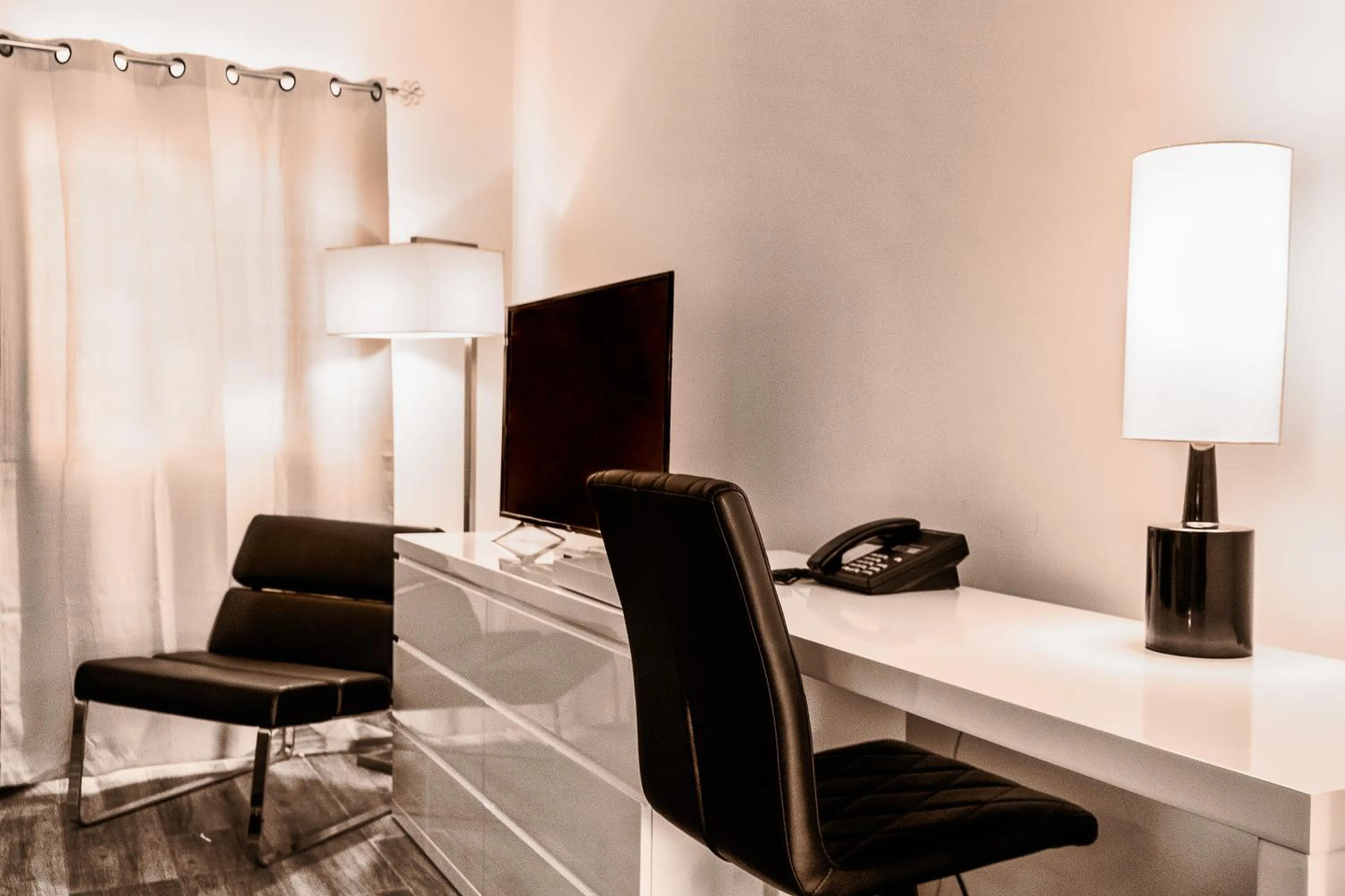 TV and multimedia in Commodore Suites, SureStay Collection by Best Western