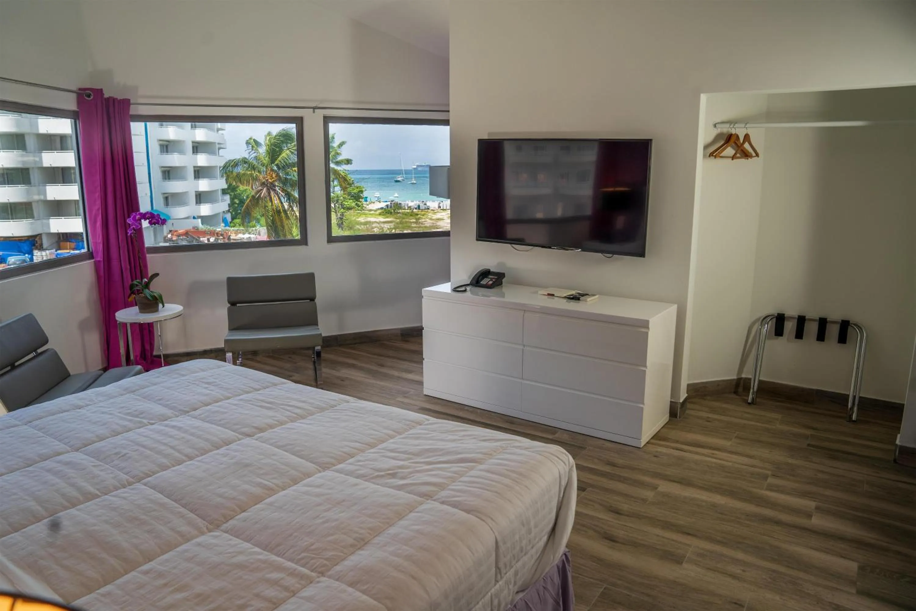 Bedroom, Bed in Commodore Suites, SureStay Collection by Best Western