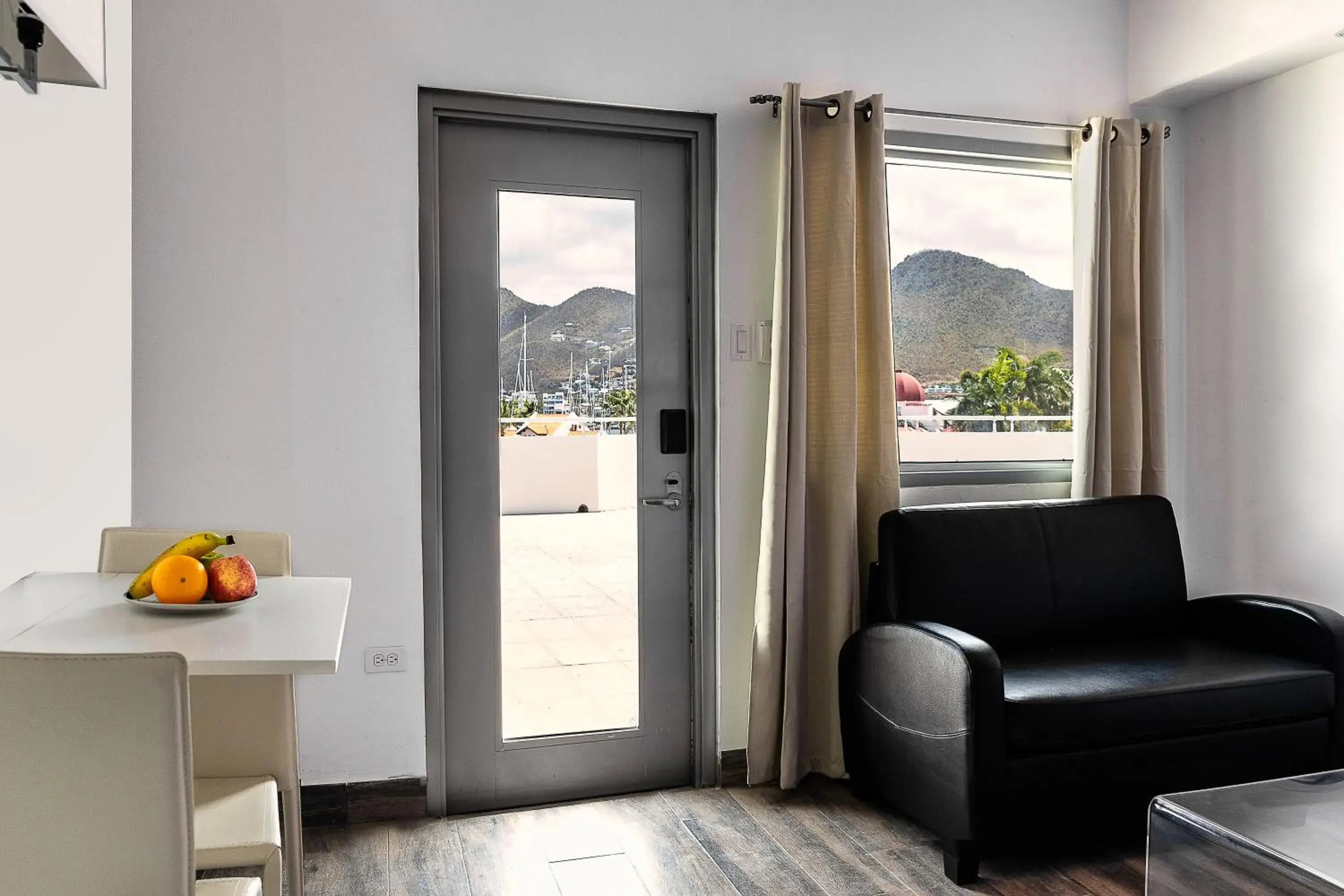 Living room in Commodore Suites Living room in Commodore Suites