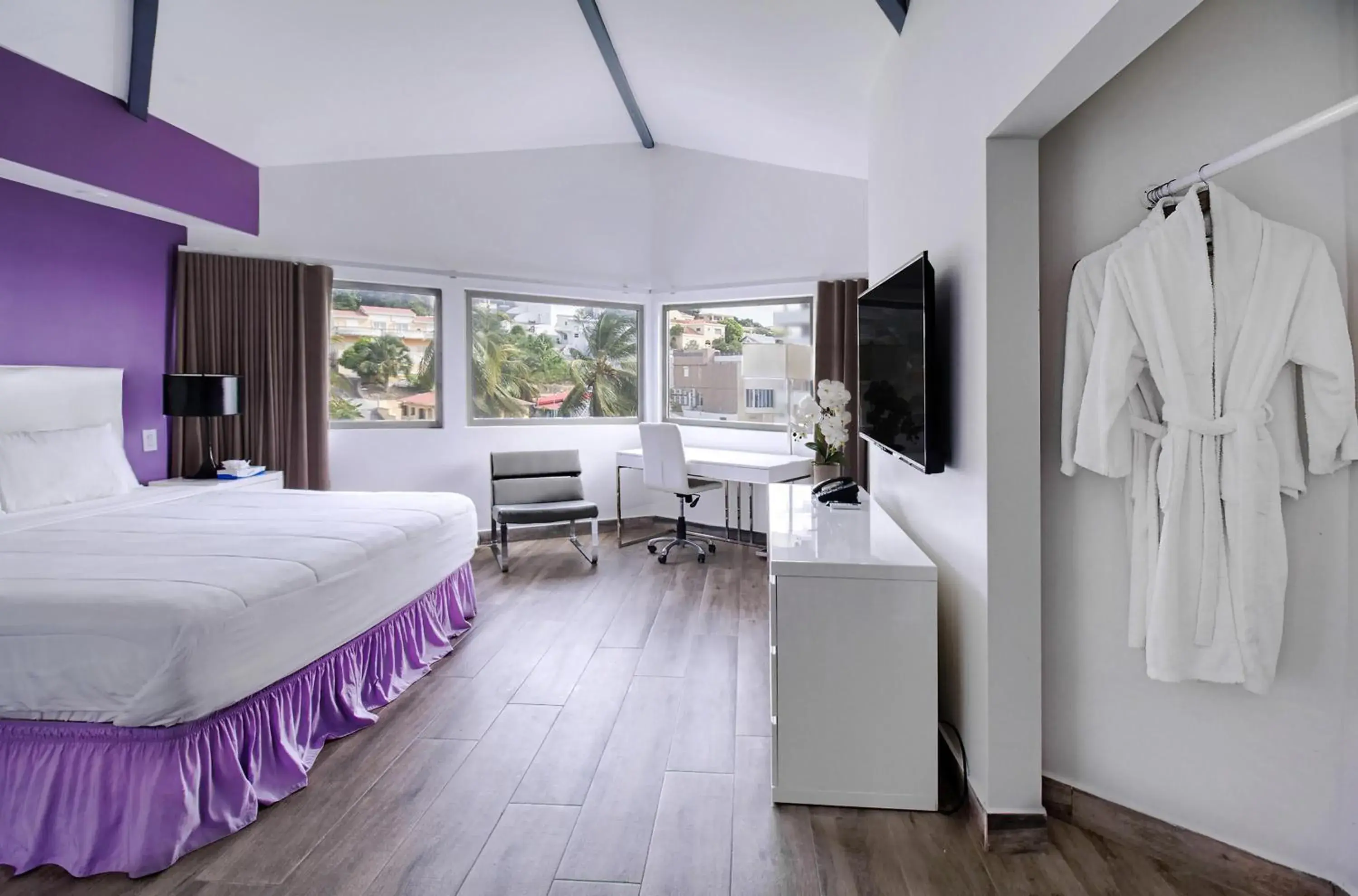 Photo of the whole room, Bed in Commodore Suites, SureStay Collection by Best Western Photo of the whole room, Bed in Commodore Suites, SureStay Collection by Best Western