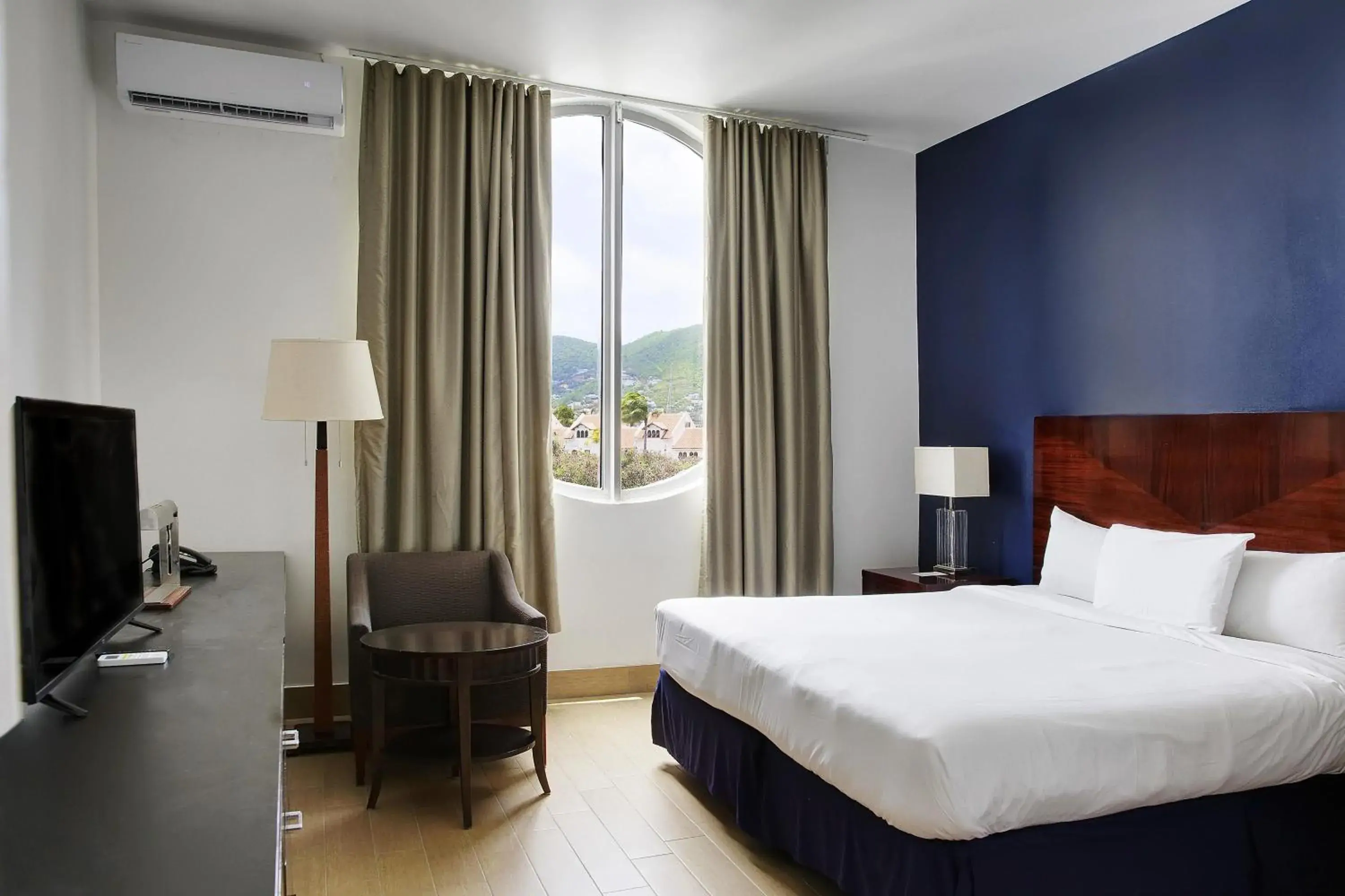 Bedroom, Bed in Commodore Suites, SureStay Collection by Best Western Bedroom, Bed in Commodore Suites, SureStay Collection by Best Western