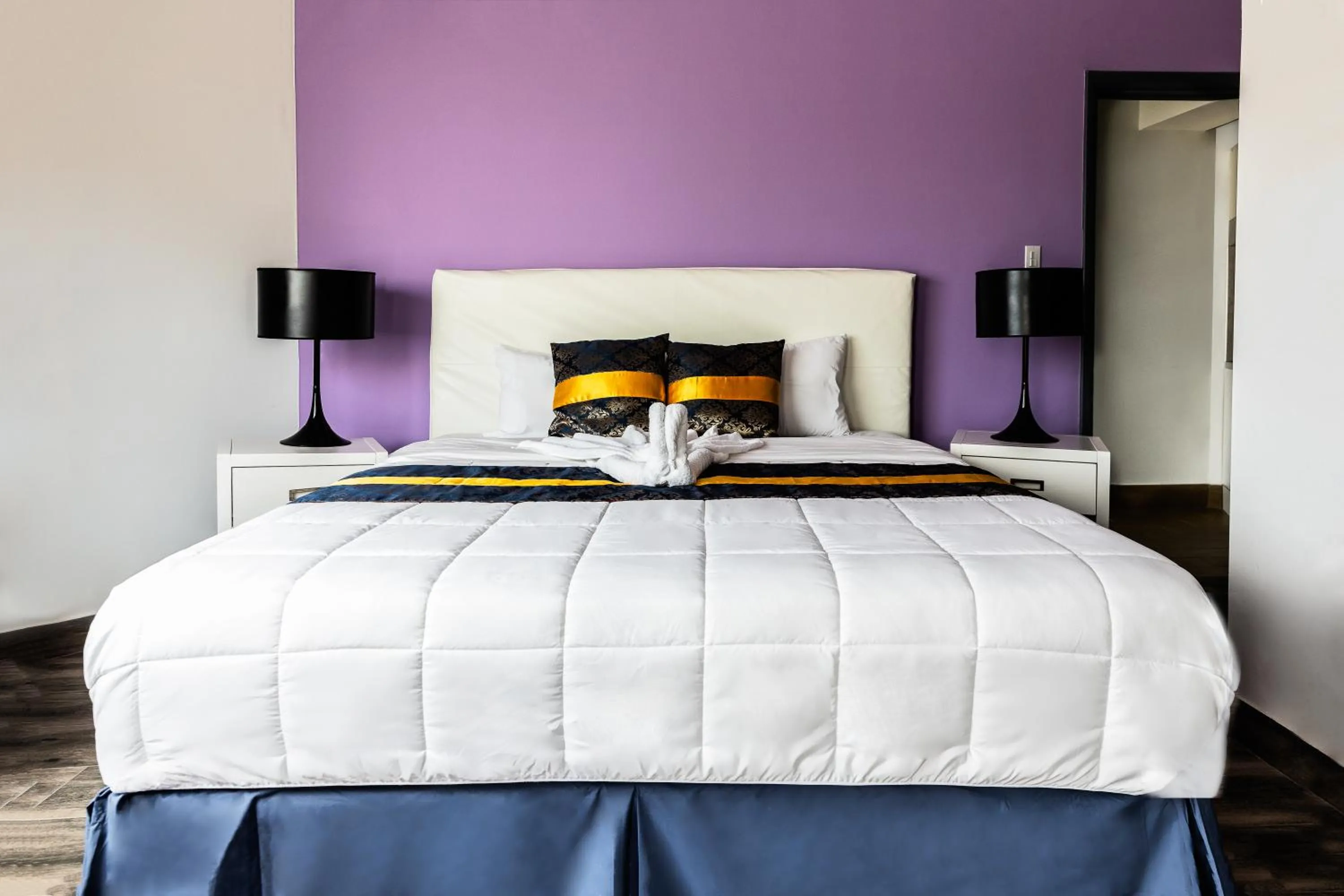 Bedroom, Bed in Commodore Suites