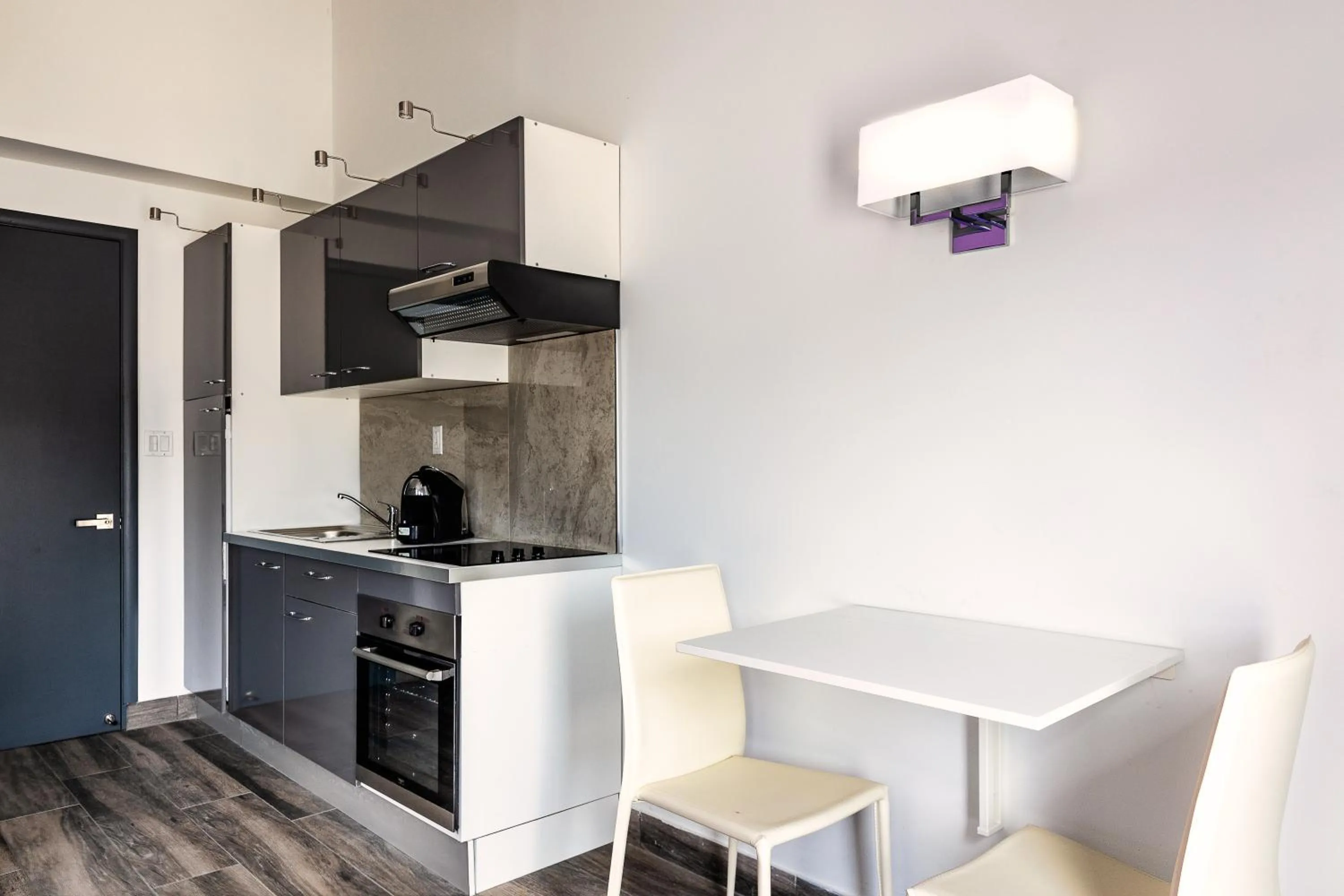 Dining area in Commodore Suites, SureStay Collection by Best Western