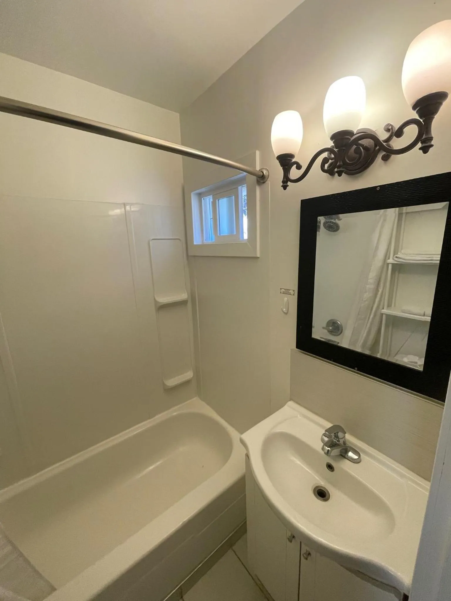 Bathroom in Sunset Motel