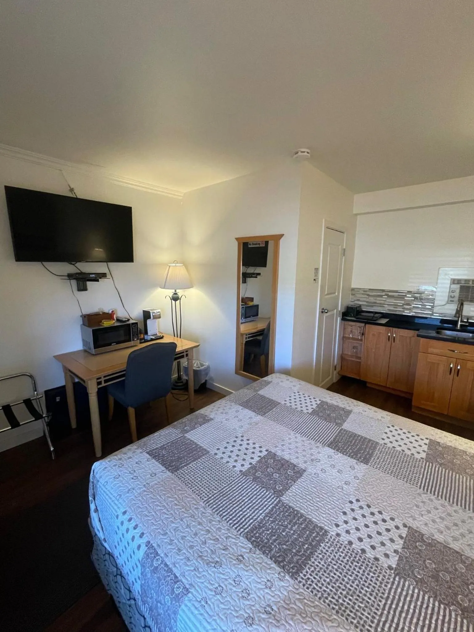 TV and multimedia, Bed in Sunset Motel