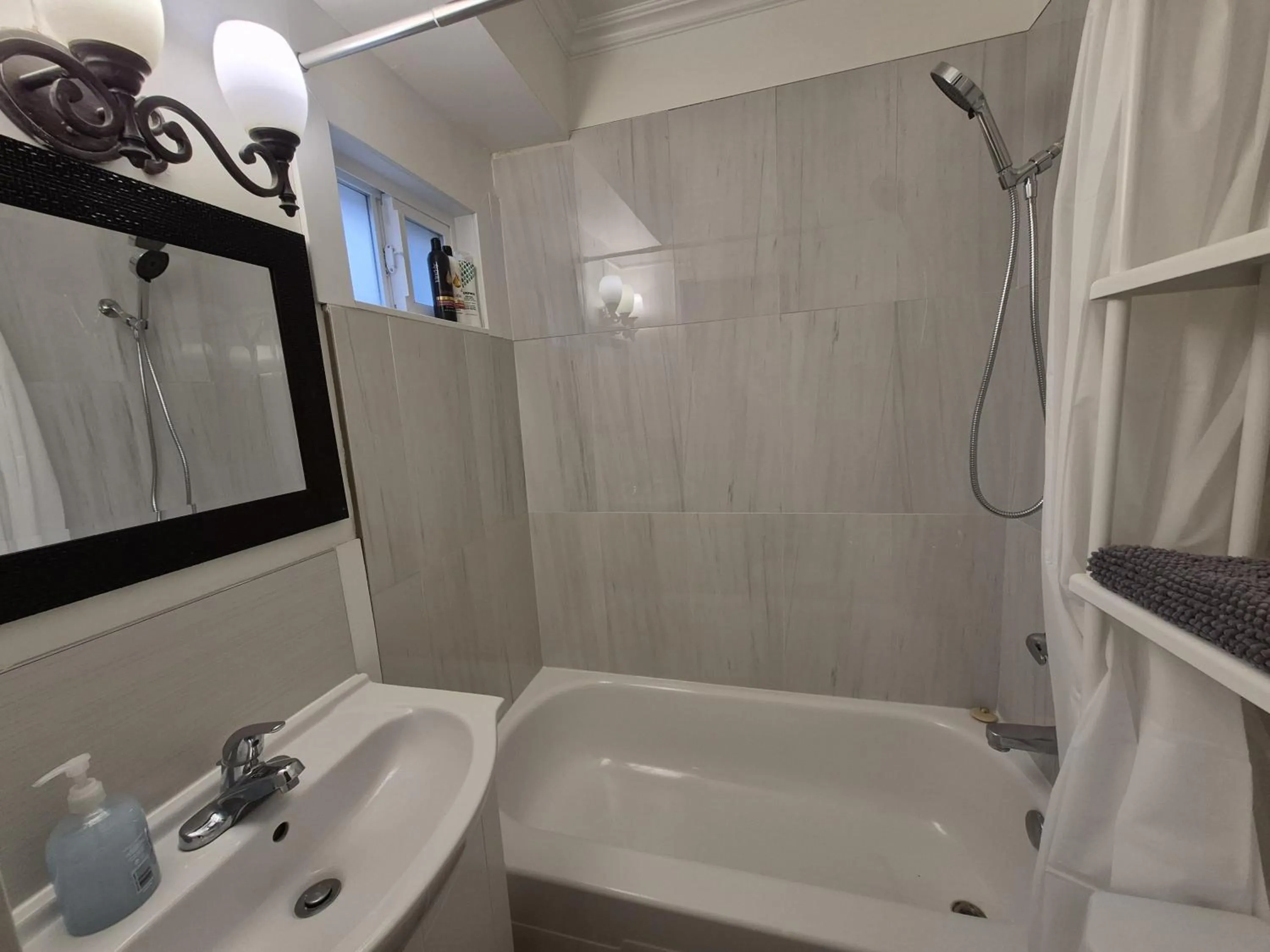 Bathroom in Sunset Motel