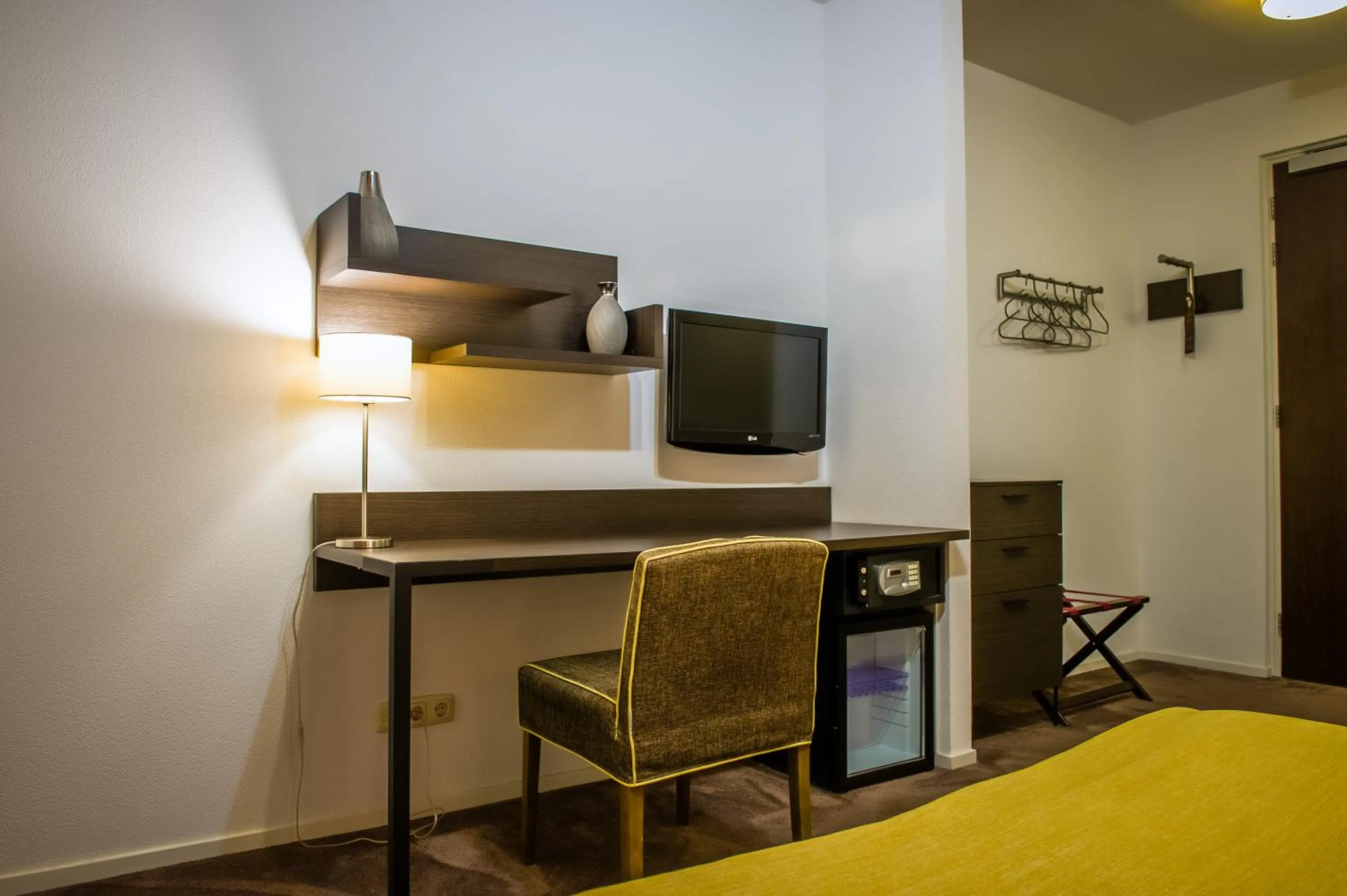 Photo of the whole room, Bed in Parkhotel Auberge Vincent