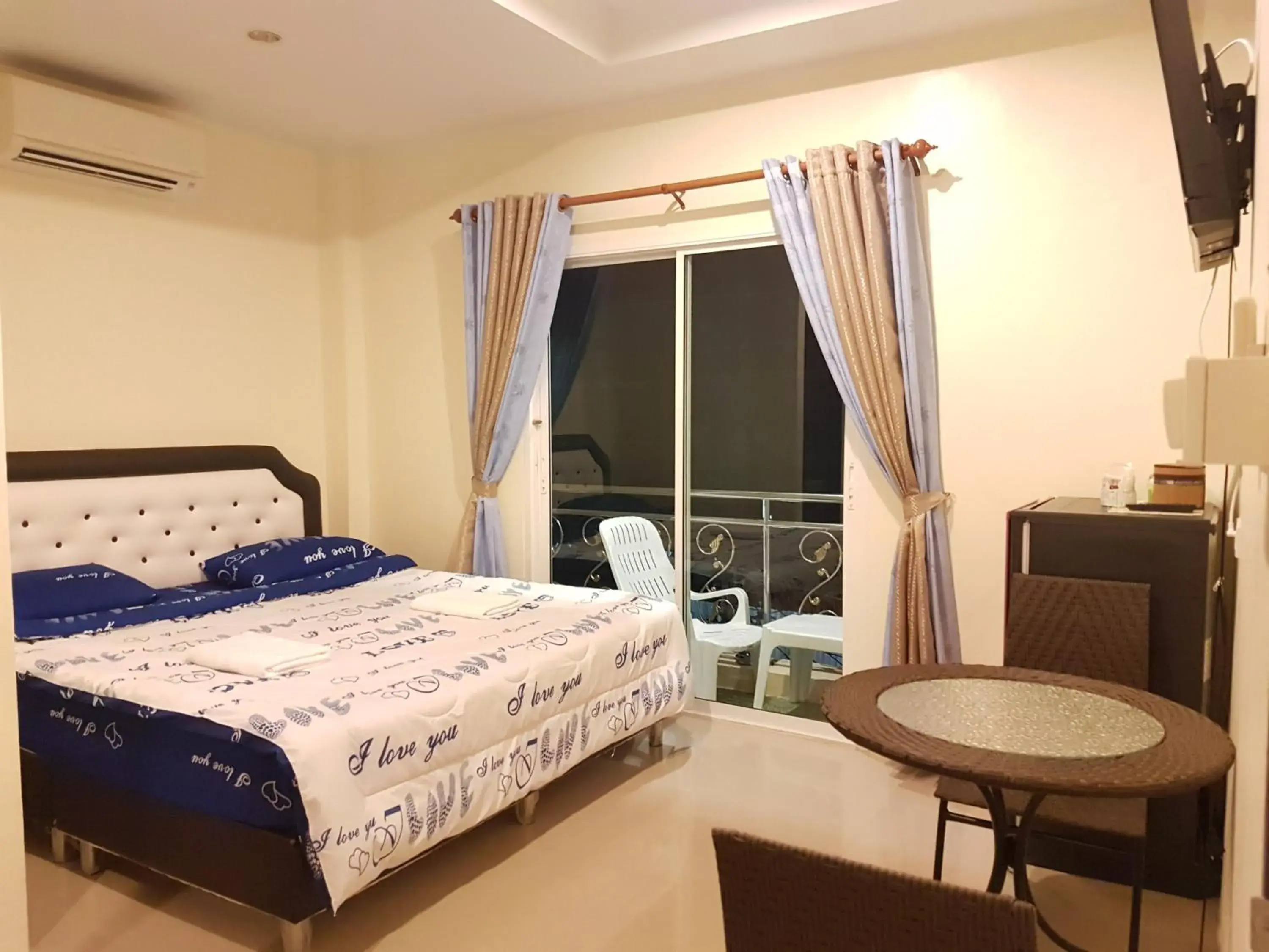 King Room with Balcony in Bann Lom Le Guest House King Room with Balcony in Bann Lom Le Guest House