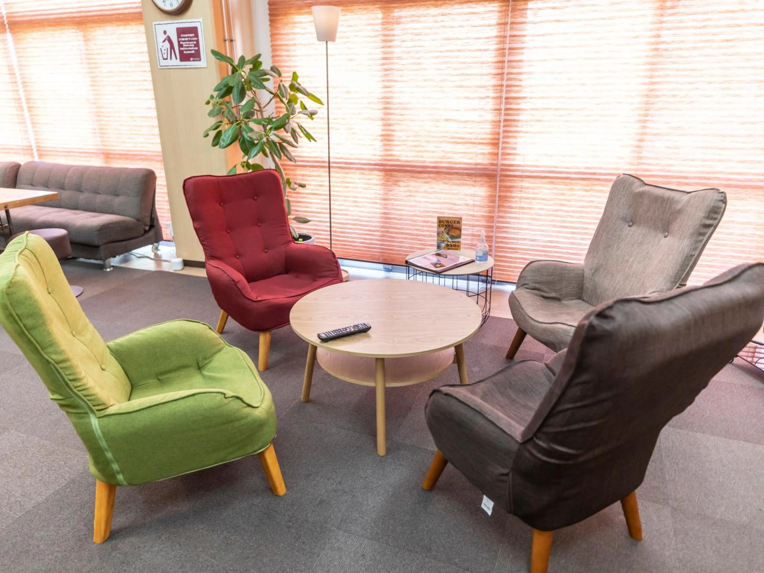 Communal lounge/ TV room in Omotenashi Hostel Miyajima