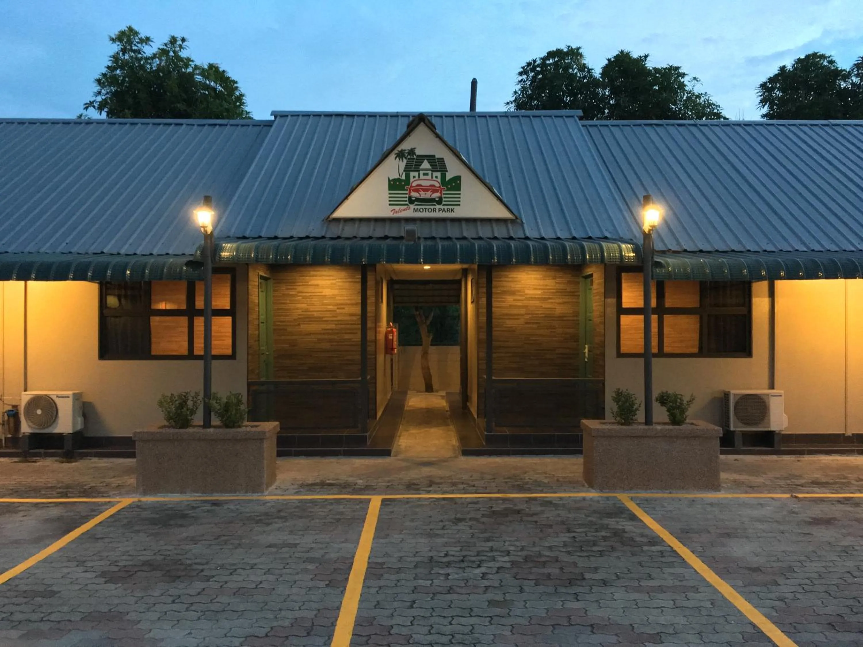 Patio in Talents Motor Park Hotel