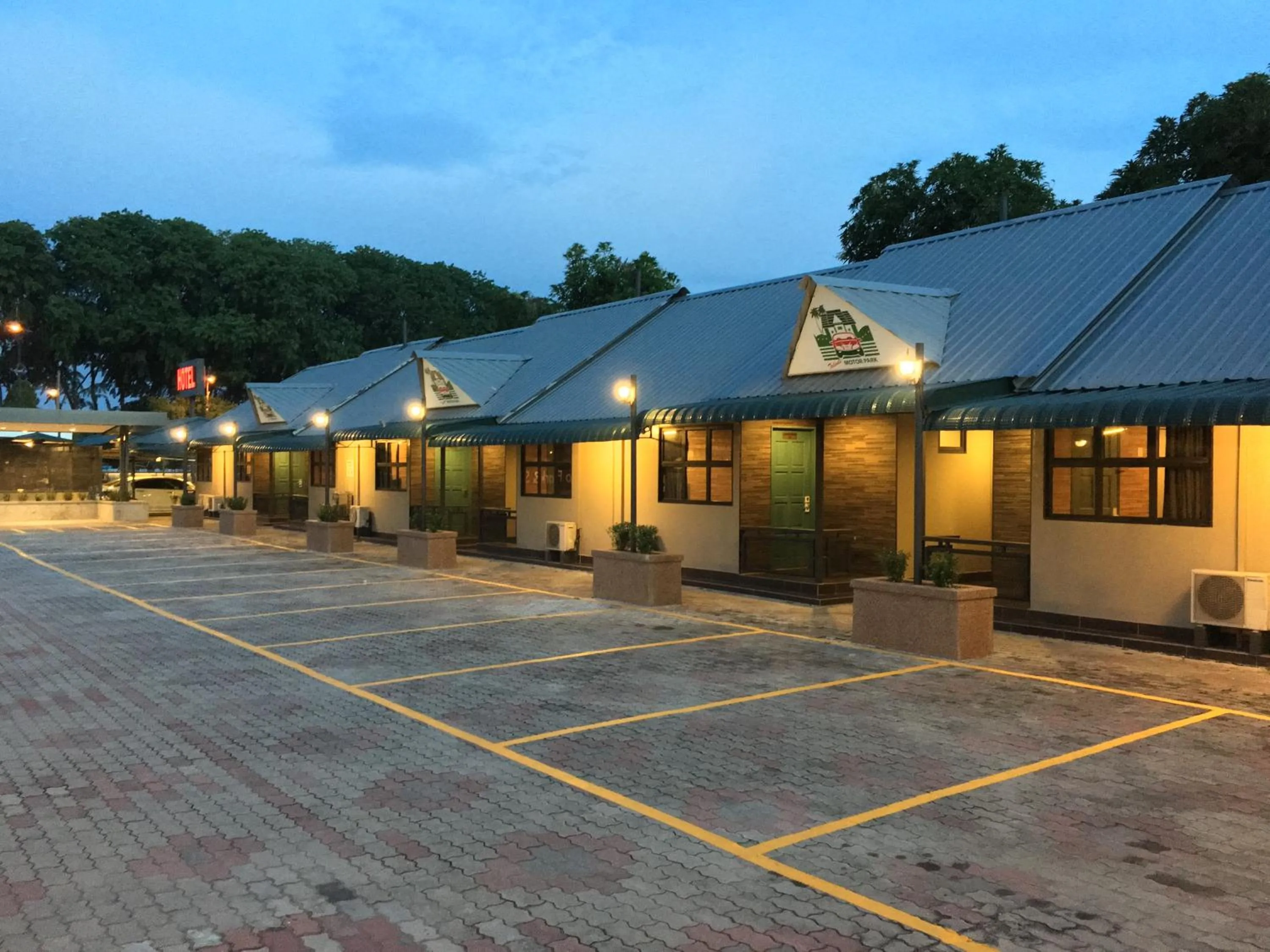 Patio in Talents Motor Park Hotel