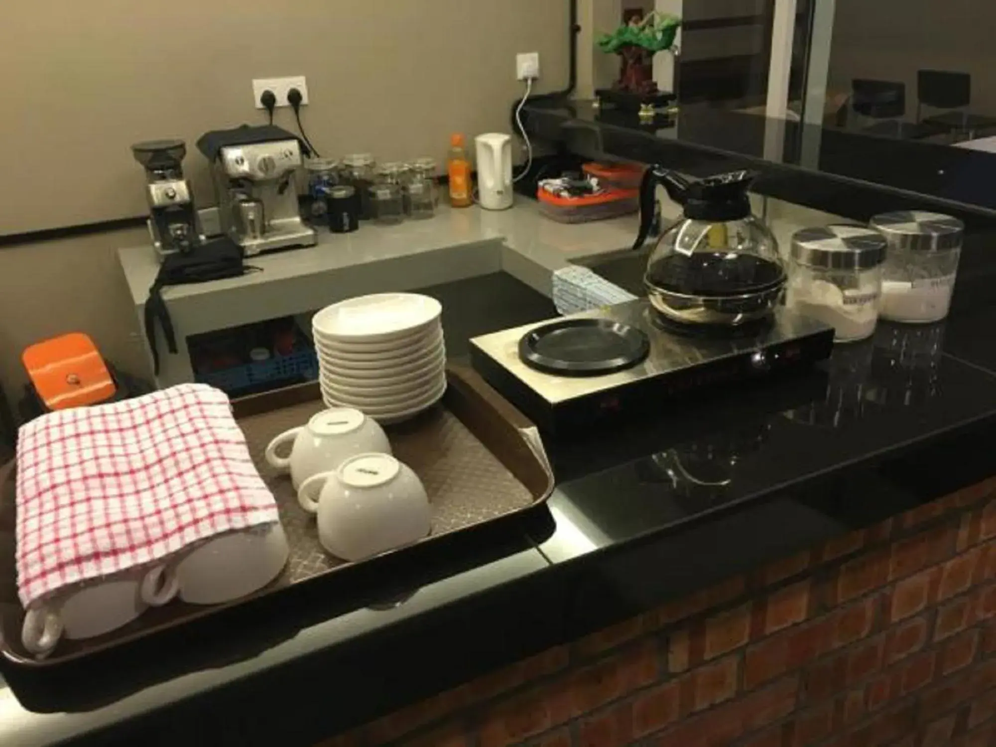 Breakfast, Kitchen/Kitchenette in Talents Motor Park Hotel