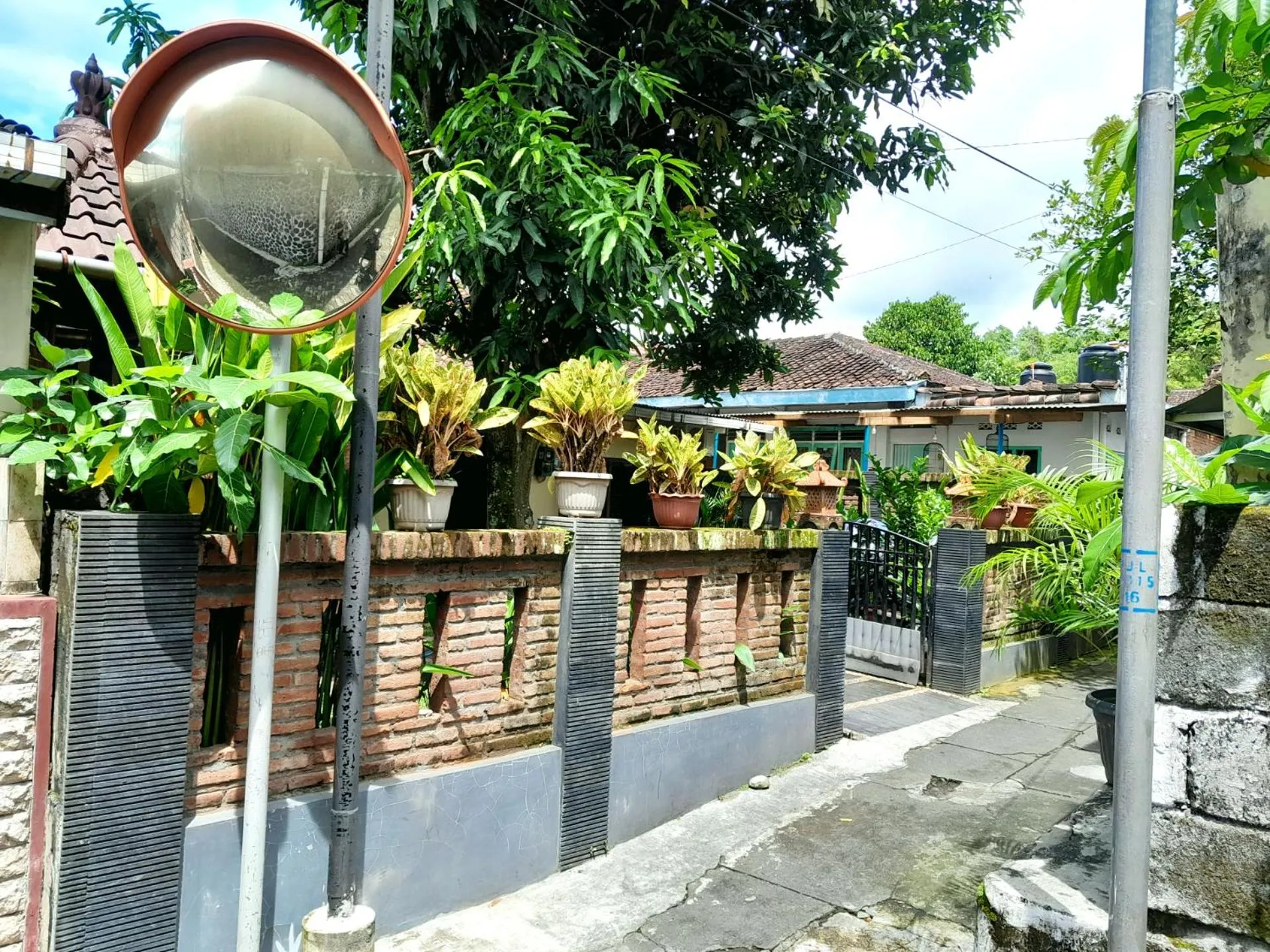 Quiet street view in Ngampilan Backpacker Hostel