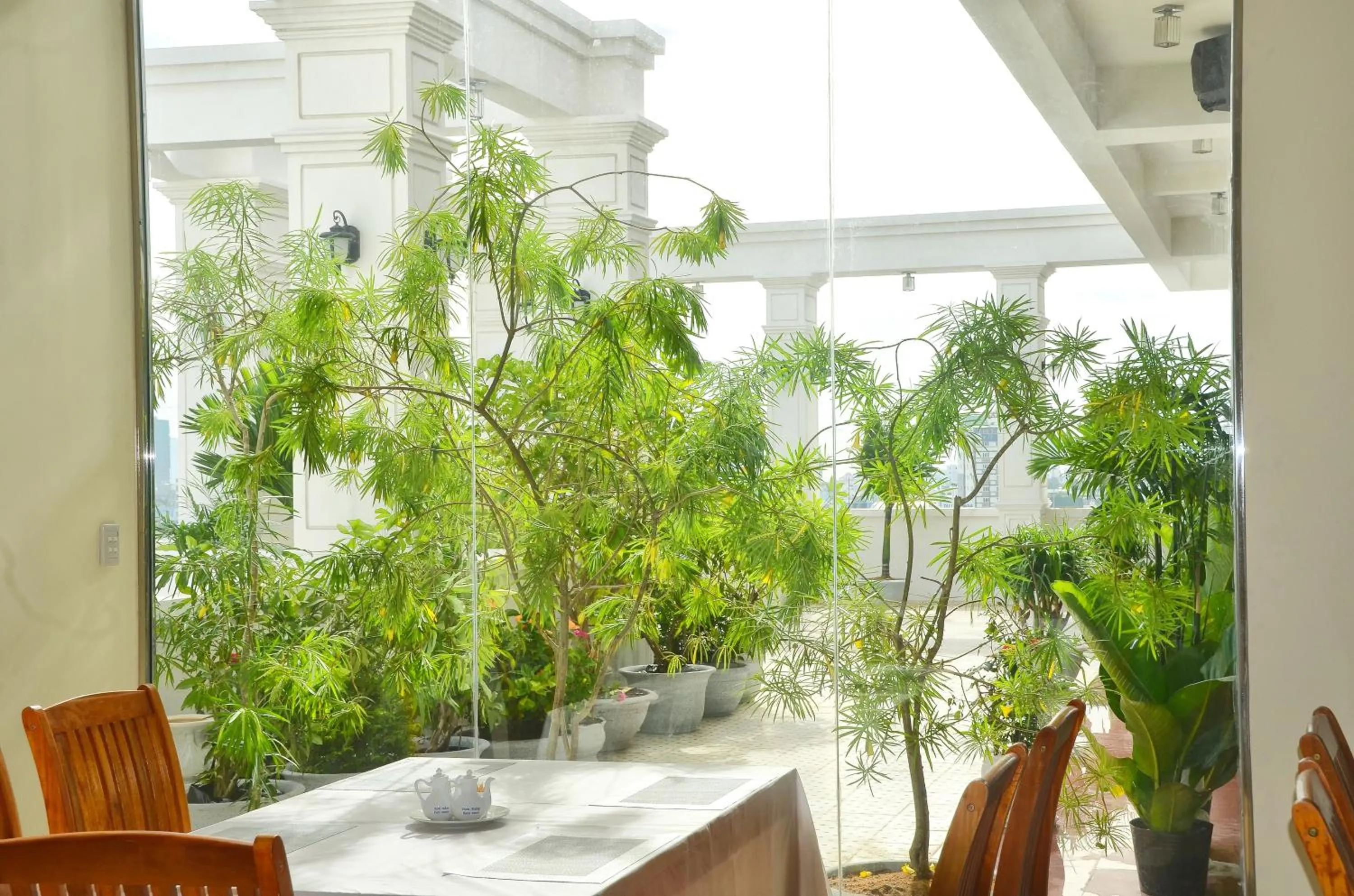 Restaurant/places to eat in Centre Hotel