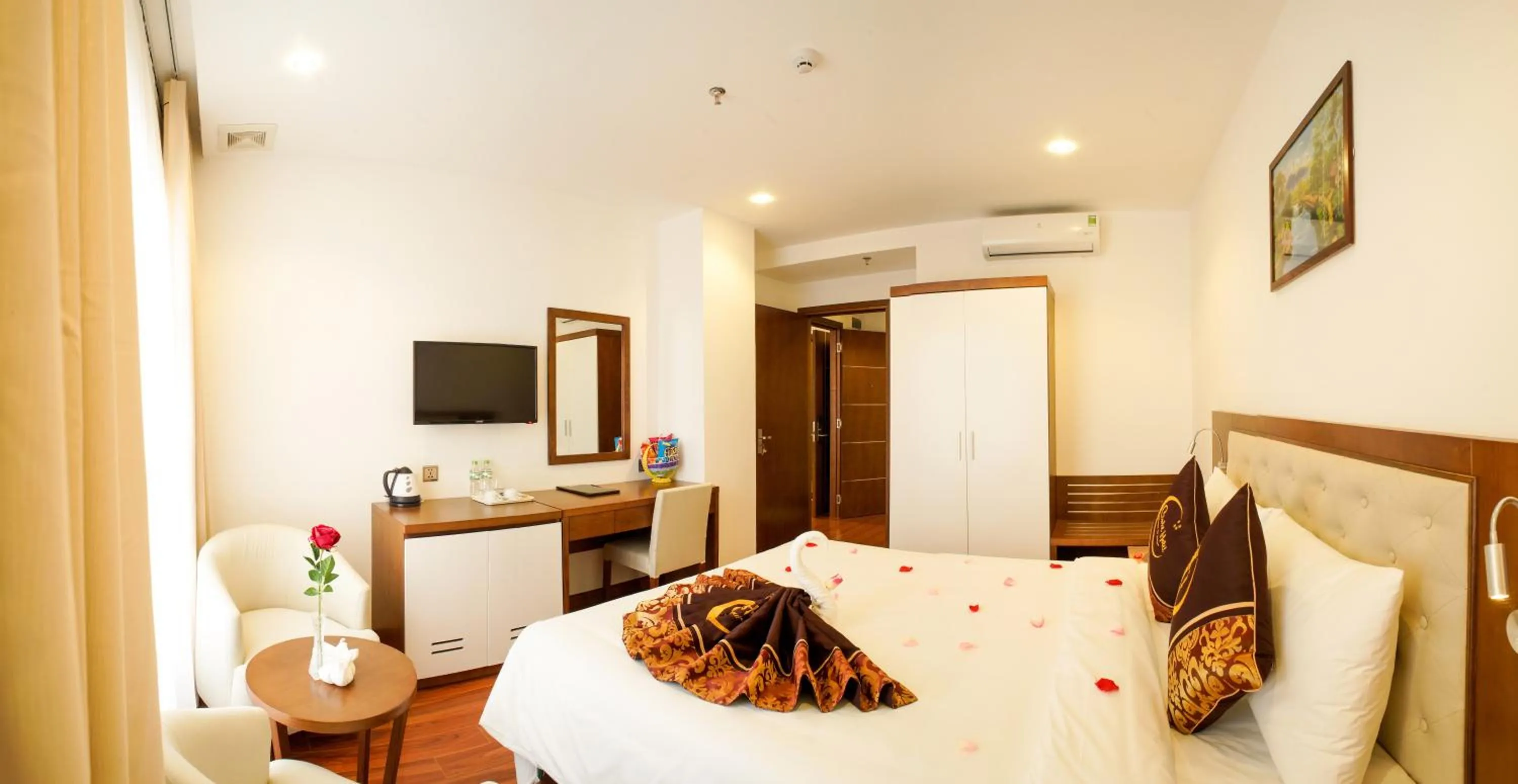 Bedroom, Bed in Centre Hotel