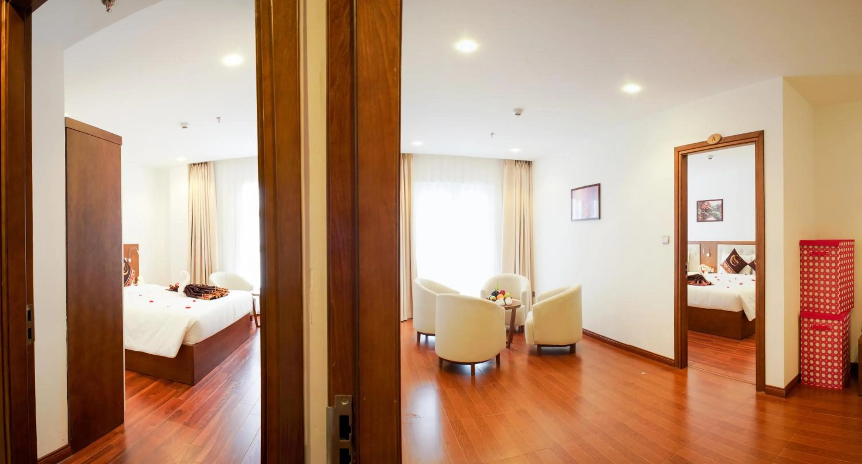 Living room, Bed in Centre Hotel