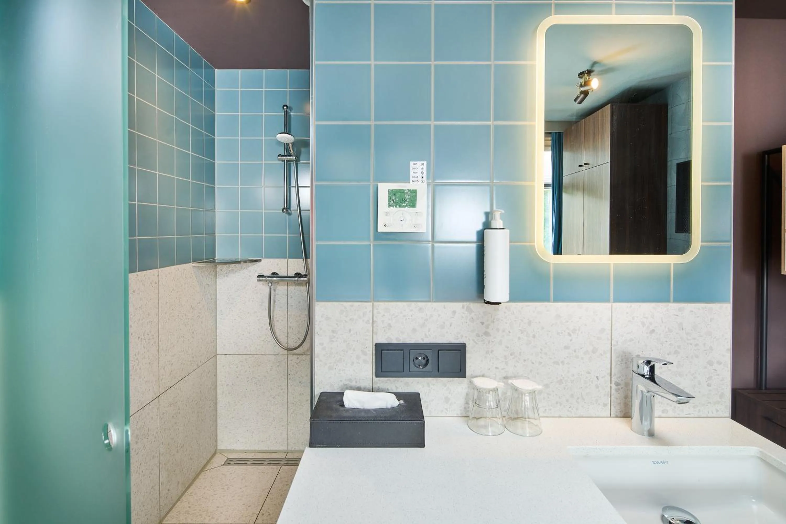 Shower in Hotel Babylon Heerhugowaard - Alkmaar