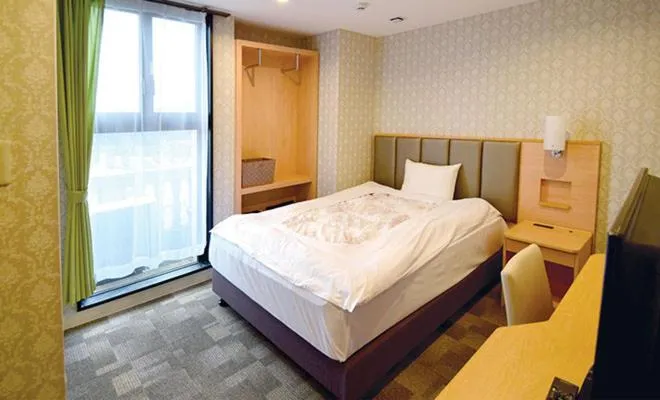 Shower, Bed in Hotel Sekia